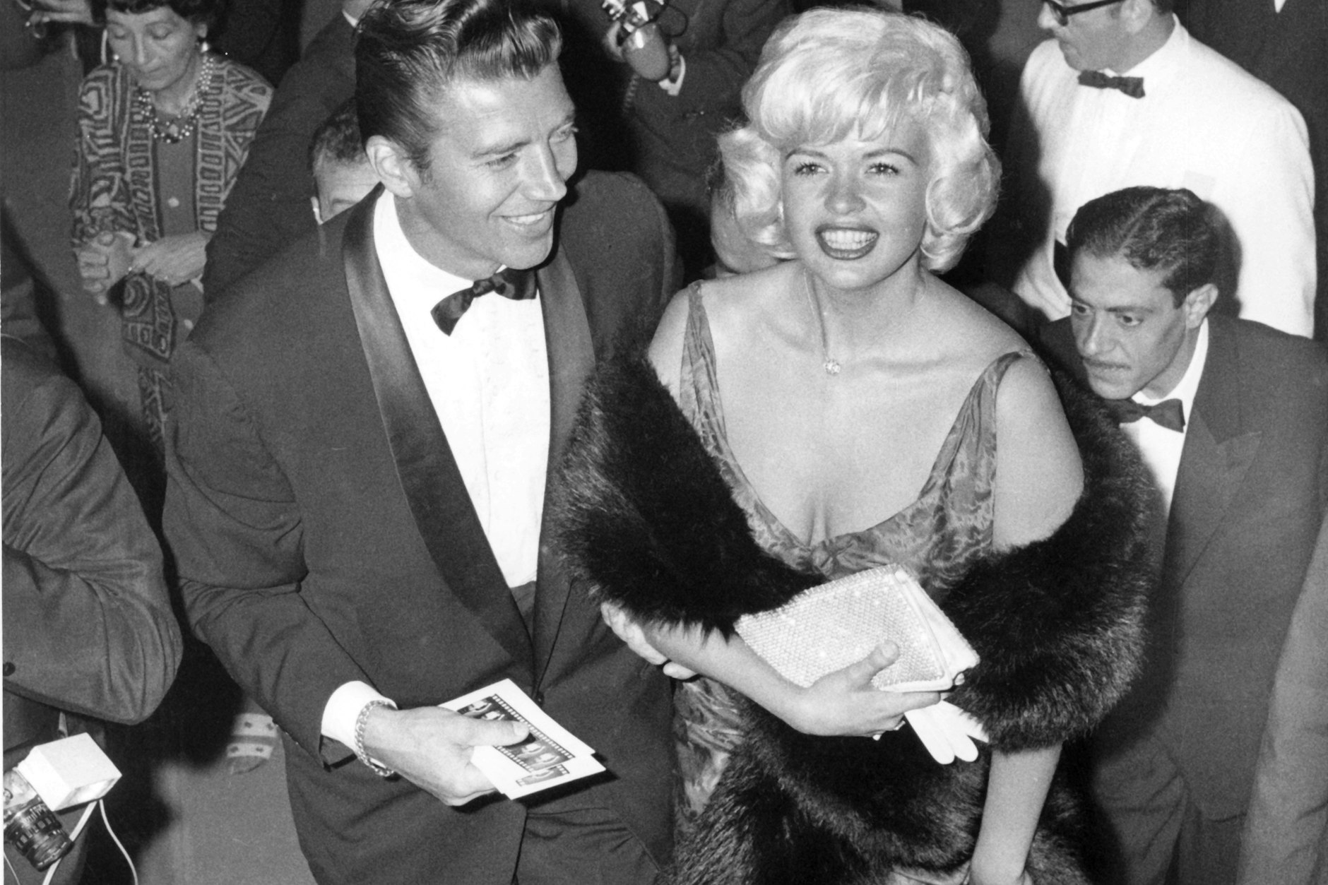 Hollywood-Star Jayne Mansfield war 1961 als Stargast zur Berlinale eingeladen, stellte aber gar keinen Film vor. Ihrem Image als „<a href="https://www.tagesspiegel.de/gesellschaft/nichts-aus-hollywood-ist-erotisch-8107213.html">Sexbombe“</a> dieser Zeit wurde sie gerecht.