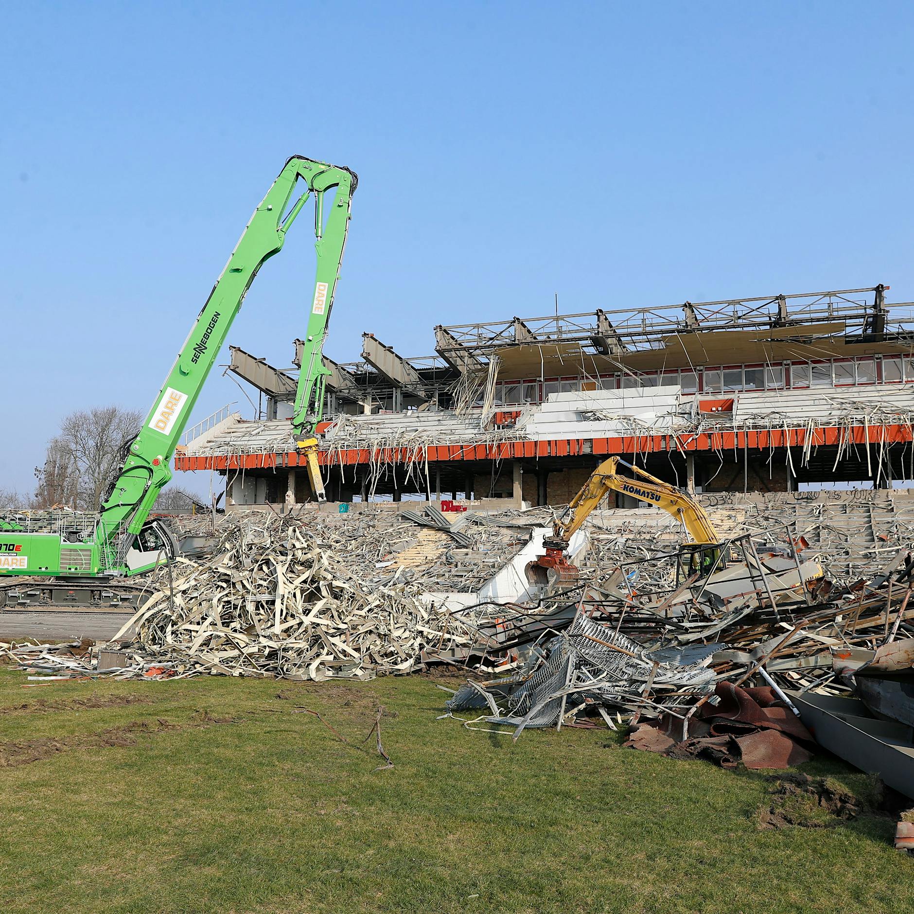 DDR-Legende Jahnstadion: Jetzt reißen sie die Tribüne von Stasi-Chef Mielke ab
