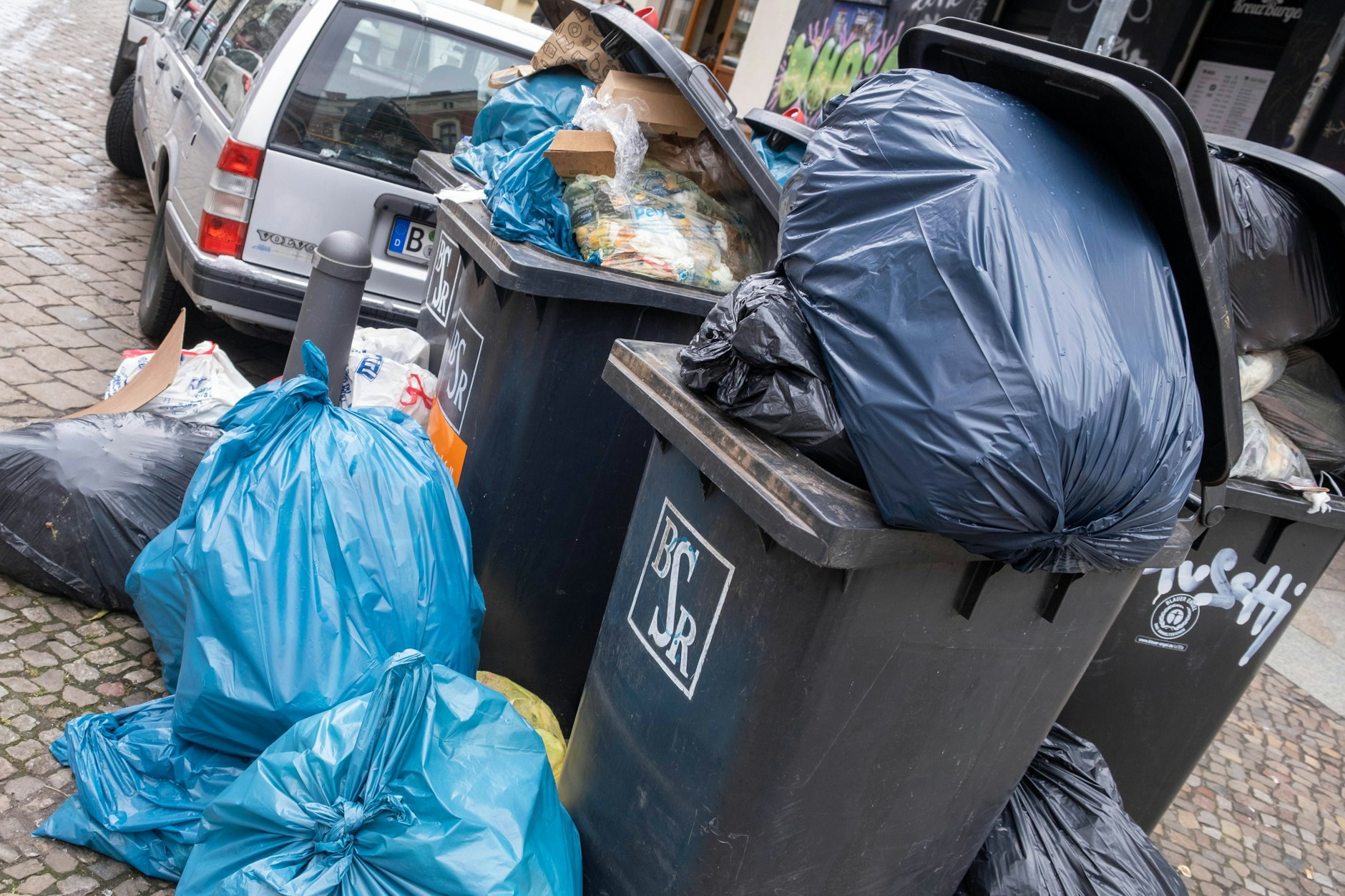Übervolle Mülltonnen der BSR: So sah es auf dem Berliner Helmholtzplatz aus, als die Müllabfuhr im Frühjahr 2023 streikte.