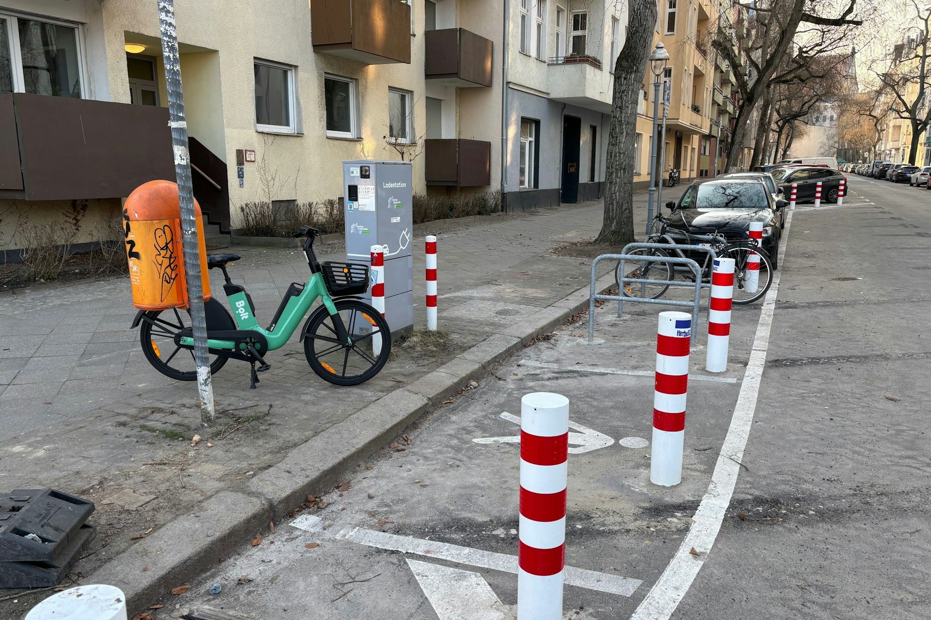 In der Arcostraße an der Ecke zum Iburger Ufer in Berlin-Charlottenburg wird eine Ladestation für Elektroautos von Pollern blockiert.
