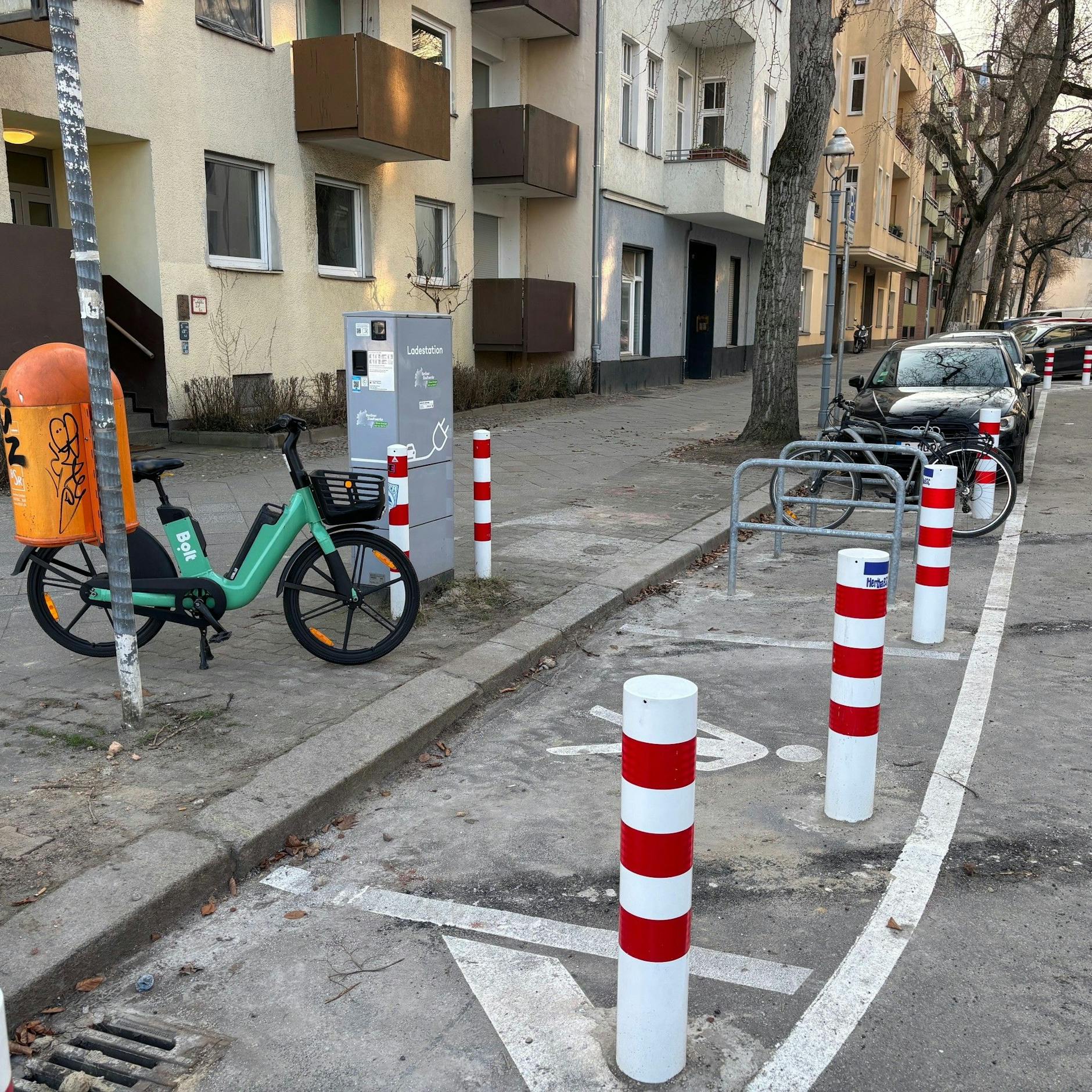 Image - Charlottenburg: Poller blockieren Ladesäule für Elektroautos