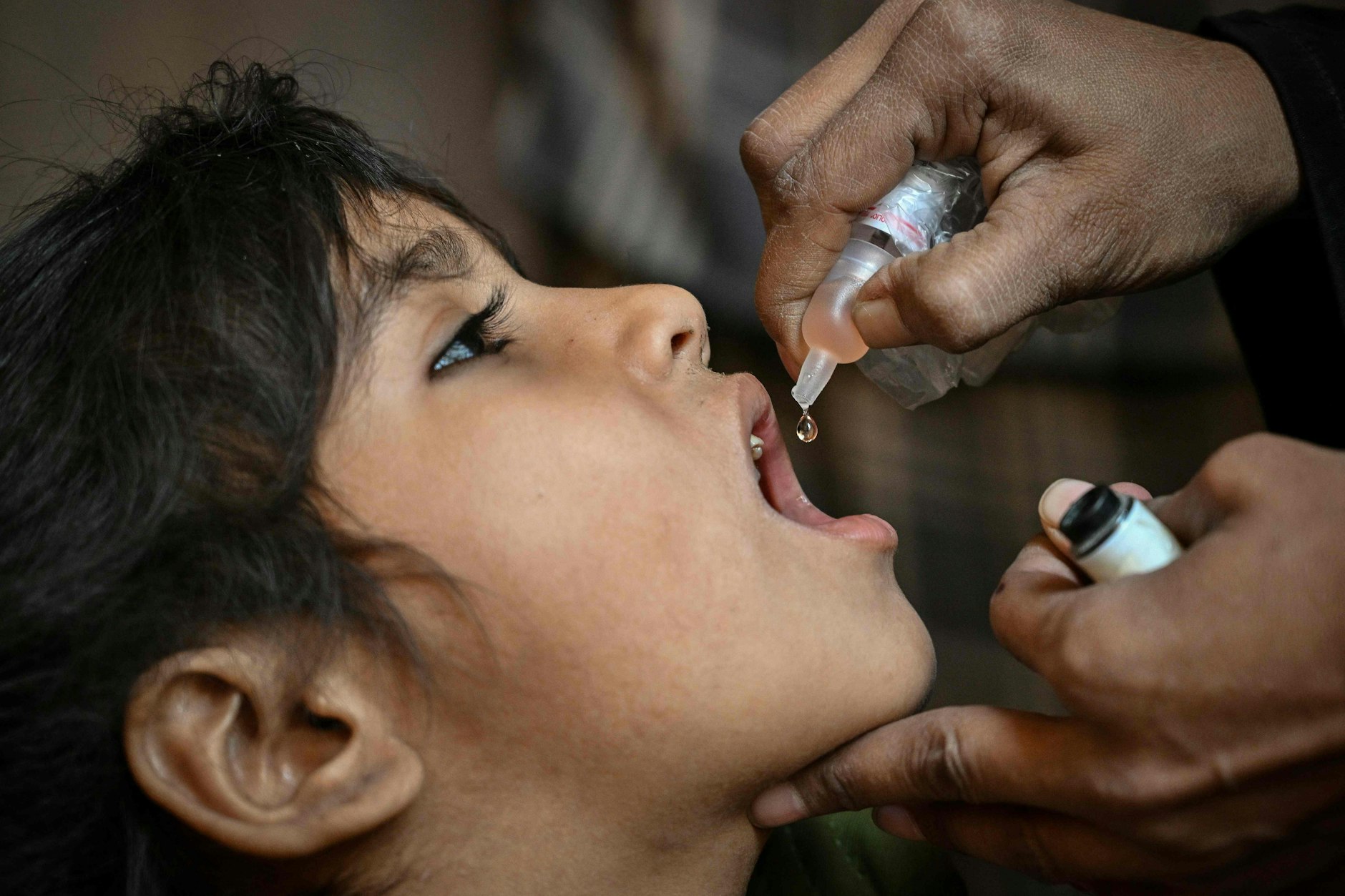 Impfkampagne in Pakistan: Ein Kind wird gegen Polio geimpft.