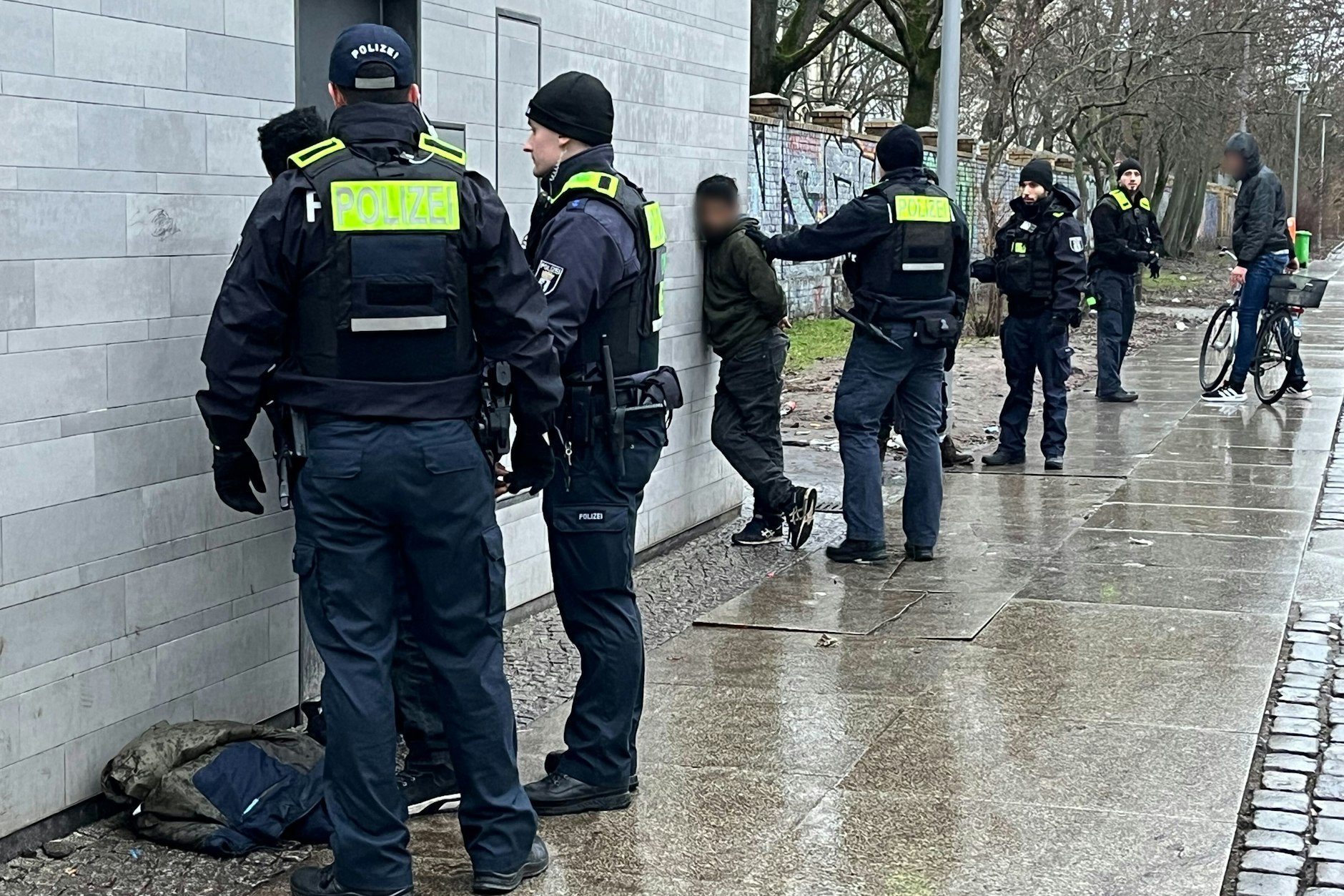 Polizisten kontrollieren am Görlitzer Park in Kreuzberg mutmaßliche Drogendealer.