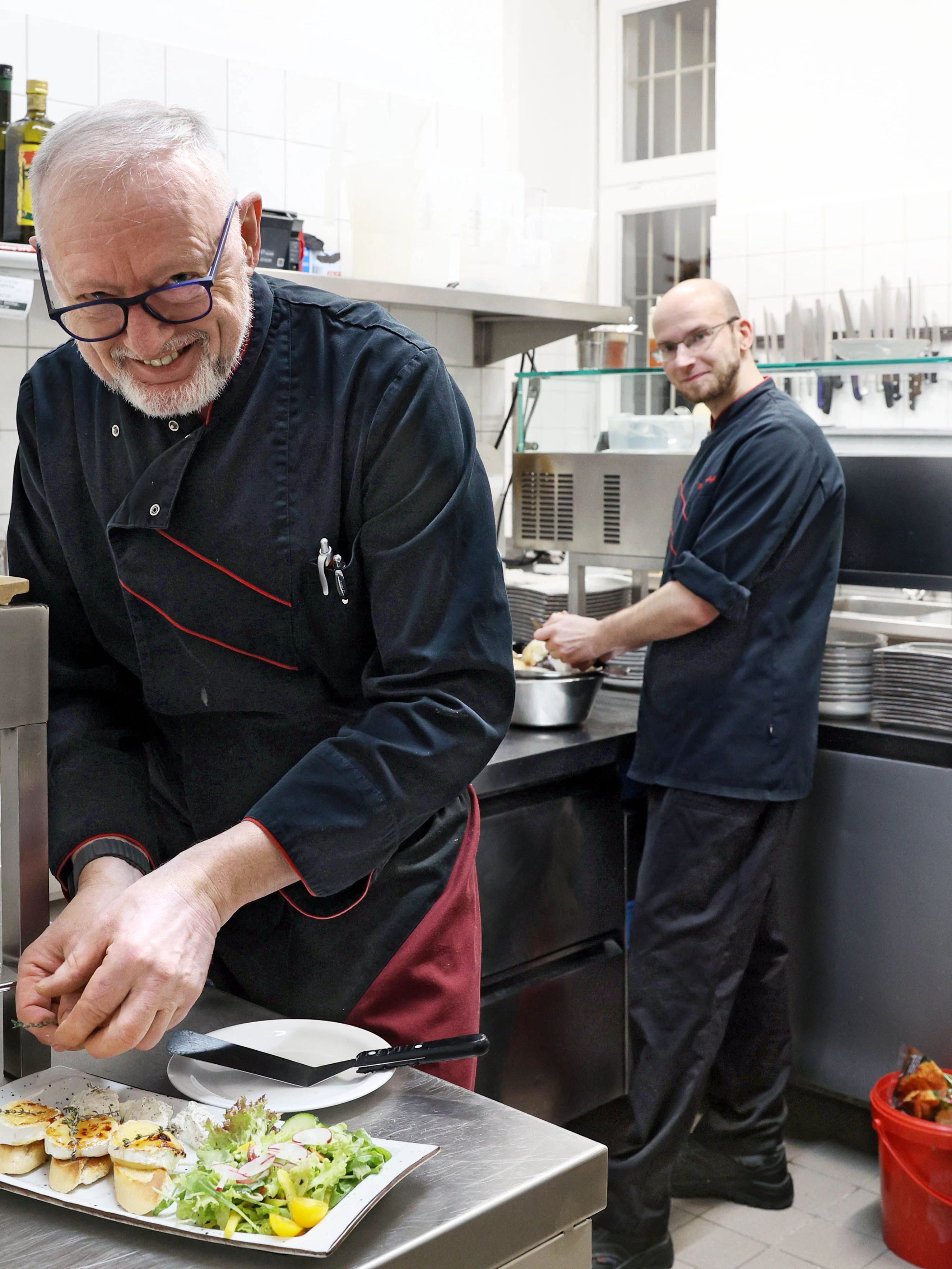 In der Küche des Charlottchen wirbeln Harald Mahnke (62) und Kevin Radloff (33).