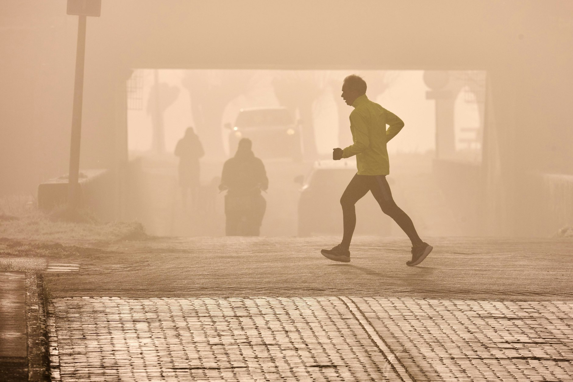 Ein Mann joggt durch dicke Luft.