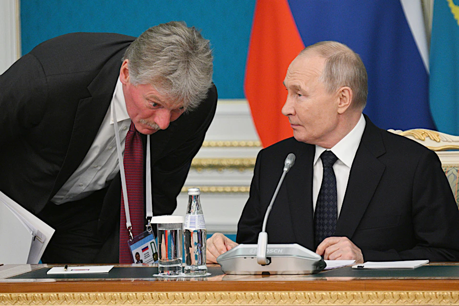 Kreml-Sprecher Dmitri Peskow erhält vom russischen Präsidenten Wladimir Putin eine