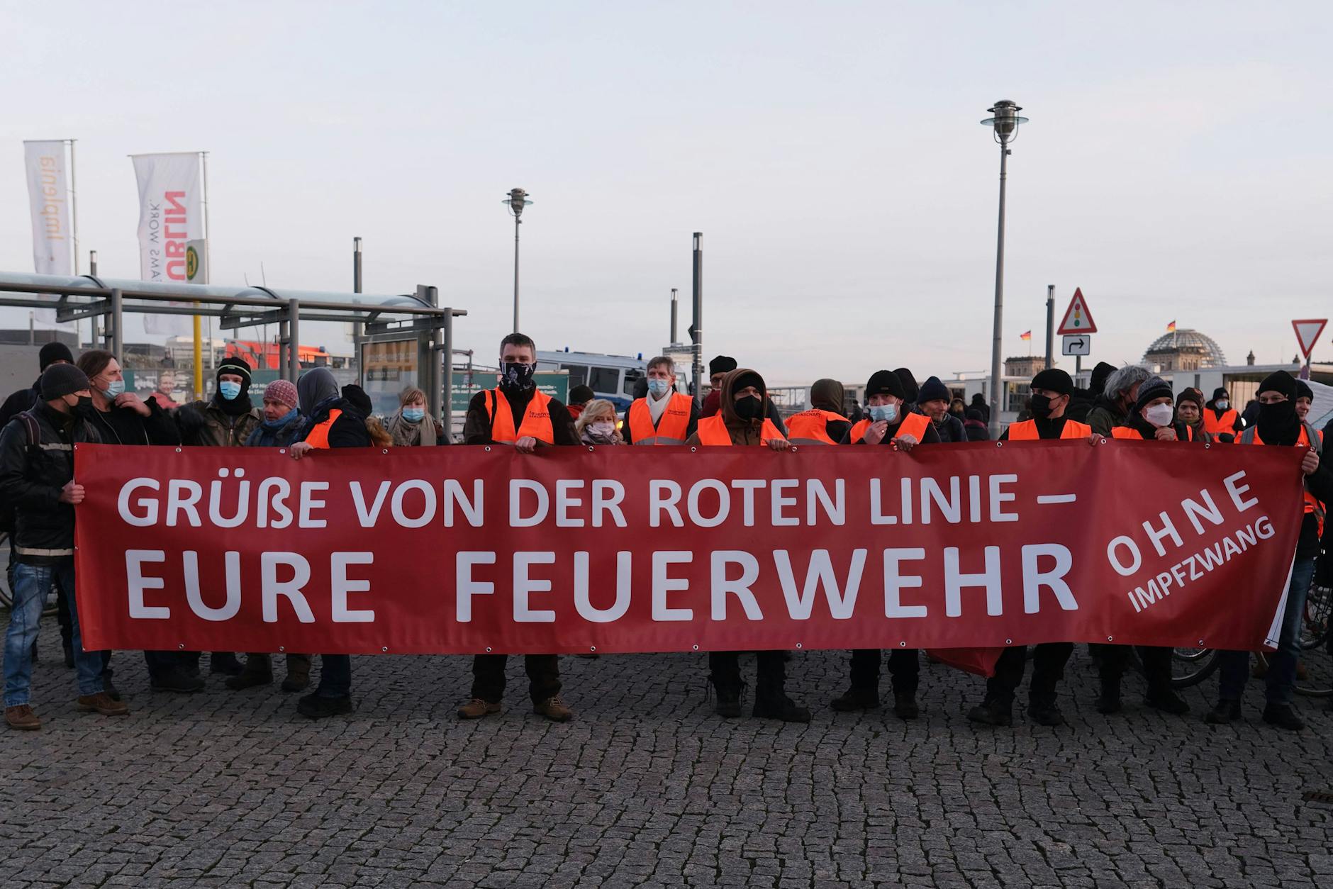 Februar 2022: Feuerwehrleute demonstrieren am Berliner Hauptbahnhof gegen eine Impfpflicht.