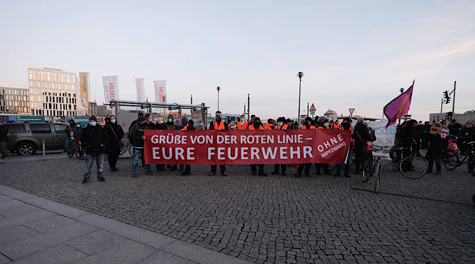 Februar 2022: Feuerwehrleute demonstrieren am Berliner Hauptbahnhof gegen eine Impfpflicht.