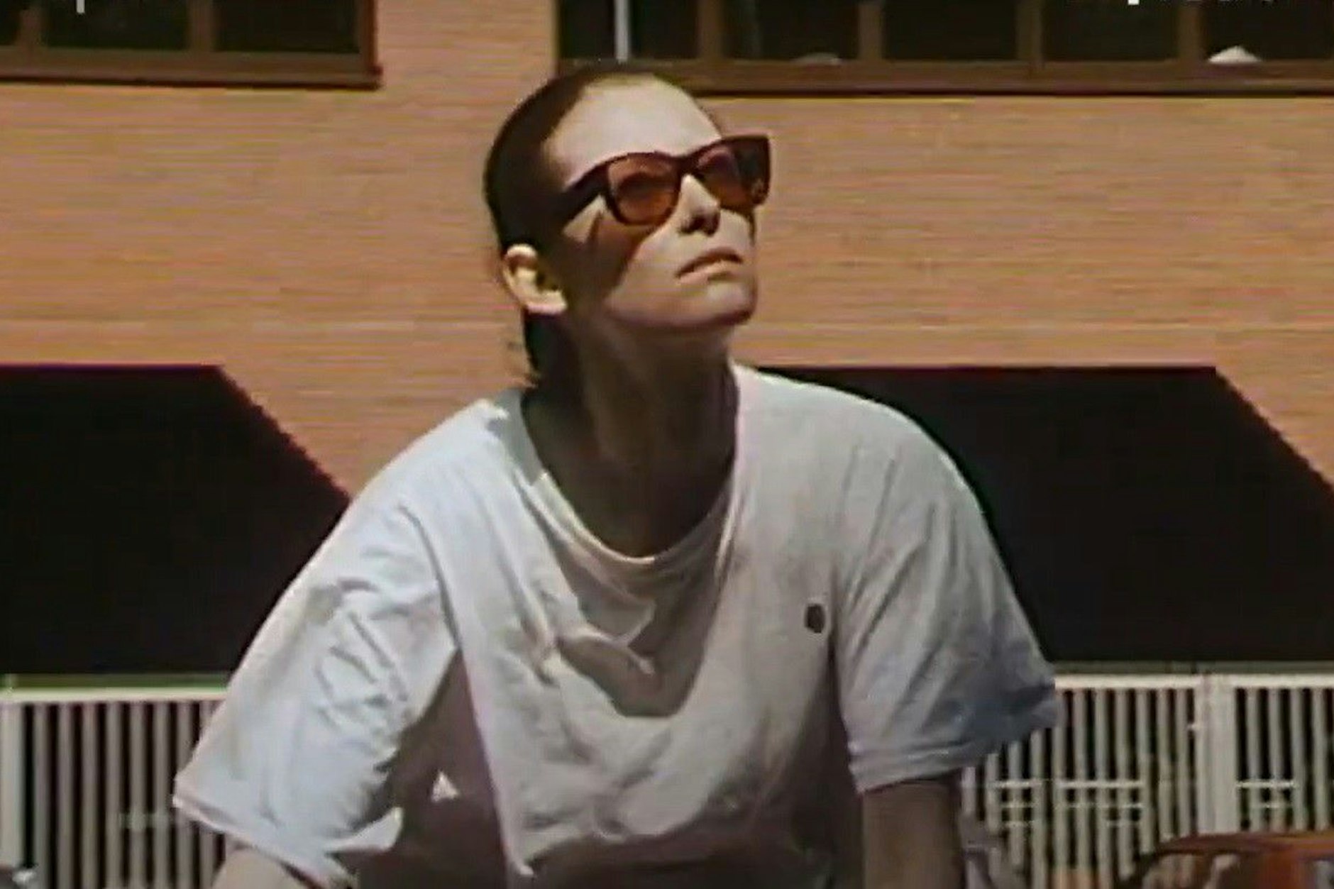 Aha: Tilda Swinton mit Sonnenbrille 1988 inkognito unterwegs in West-Berlin für den Mauer-Dokfilm „Cycling the Frame“ von Cynthia Beatt