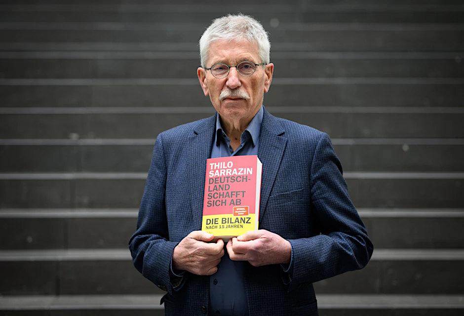 Thilo Sarrazin stellt im Haus der Bundespressekonferenz anlässlich seines 80. Geburtstags das Buch „Deutschland schafft sich ab. Die Bilanz“ vor.