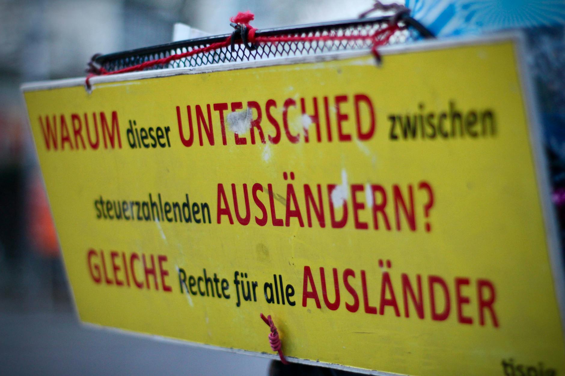 In Berlin-Schöneberg, Neukölln oder Kreuzberg kennt man ihn: Aydin Akin protestiert auf dem Fahrrad für eine gleiche Behandlung aller Ausländer – und radelt dafür durch die Berliner Bezirke.