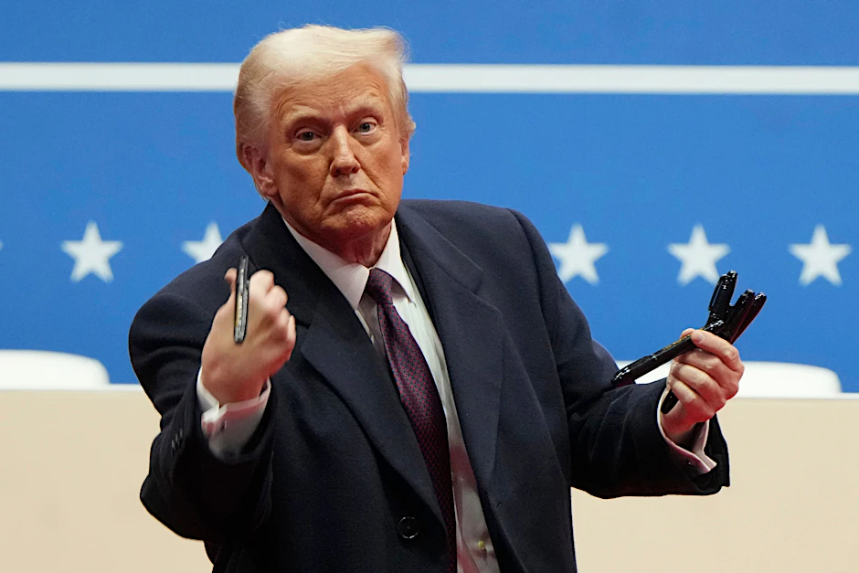 Donald Trump wirft Filzstifte ins Publikum.