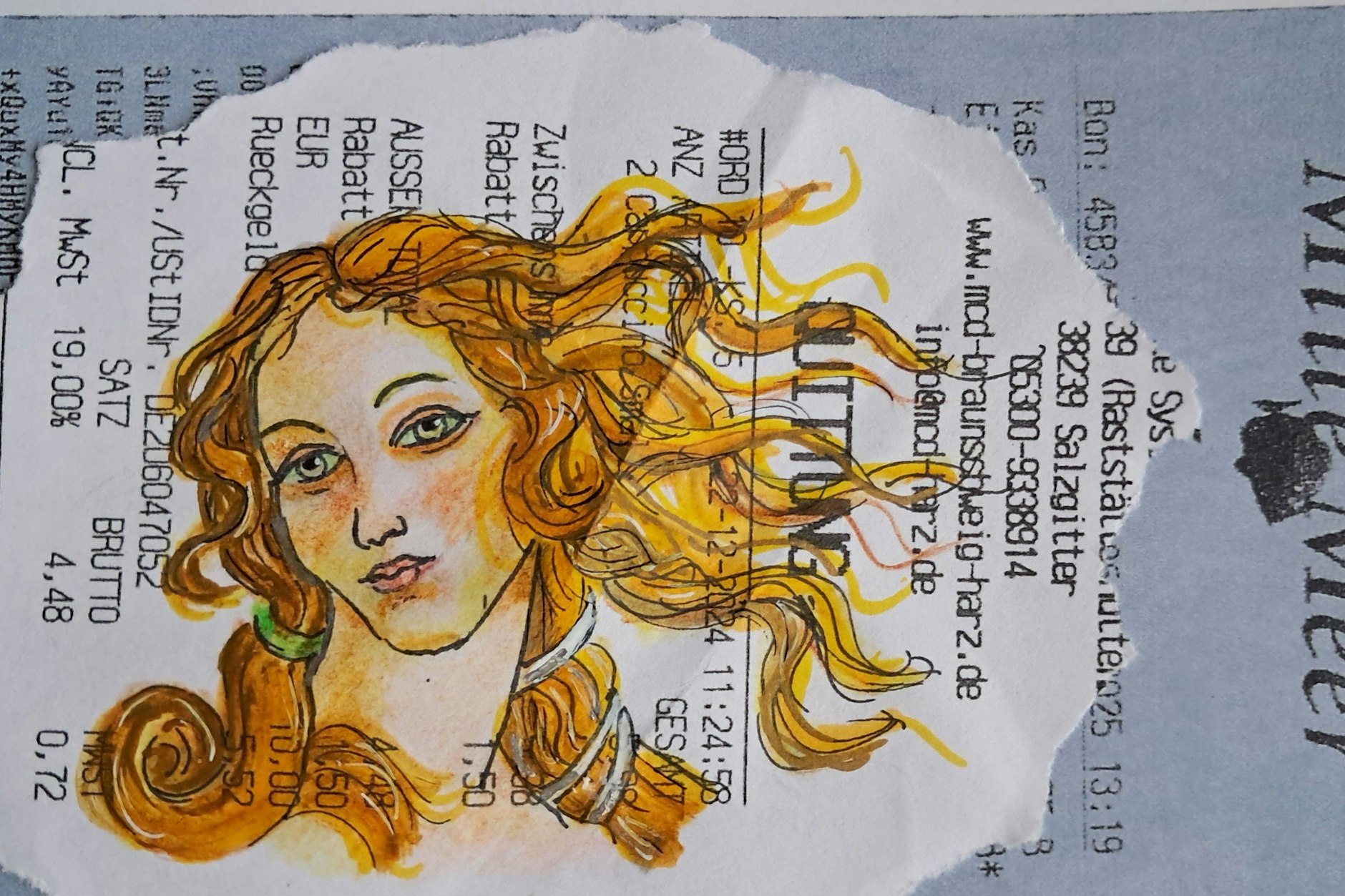 Blonde Locken, melancholischer Blick. Entsteigt hier eine Meerjungefrau mitten aus dem Meer?