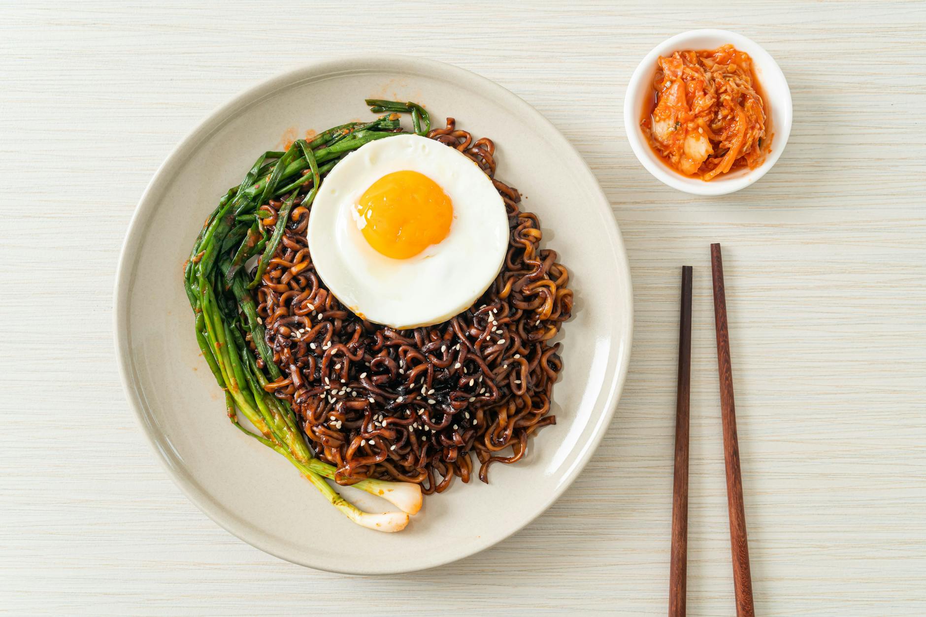 Koreanischer Klassiker und ein Soulfood: Nudeln mit schwarzer Soße, Kimchi und einem Spiegelei