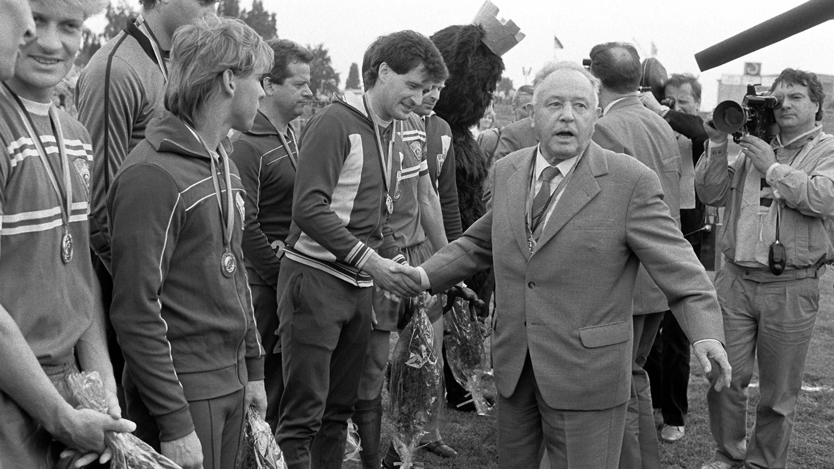 Stasi-Chef Erich Mielke gratuliert 1987 im Jahnstadion den Spielern des BFC Dynamo zum neunten DDR-Meistertitel in Folge.