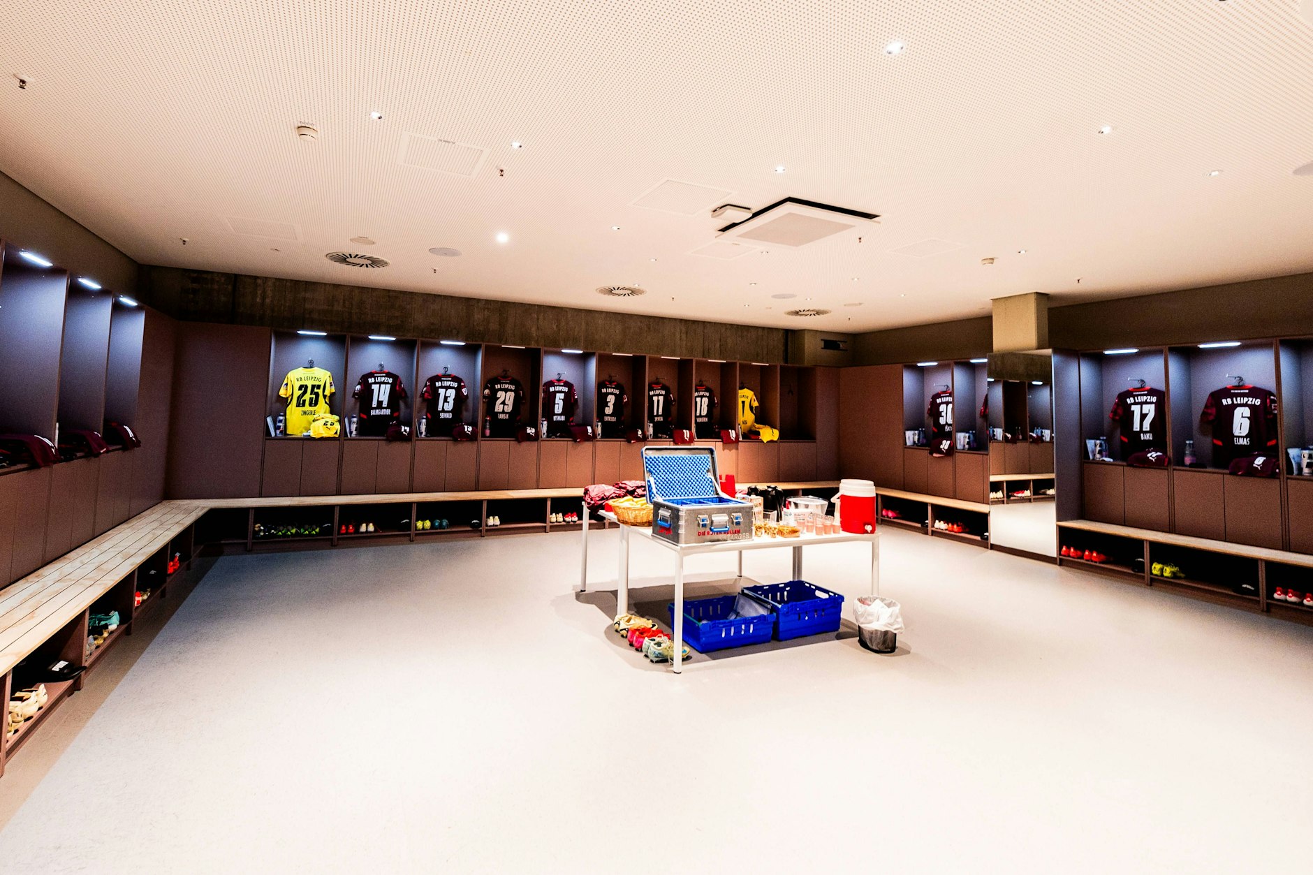 Die Spielerkabinen der Fußball-Bundesliga sollen künftig keine Verbotszone für gewisse Medien mehr sein.