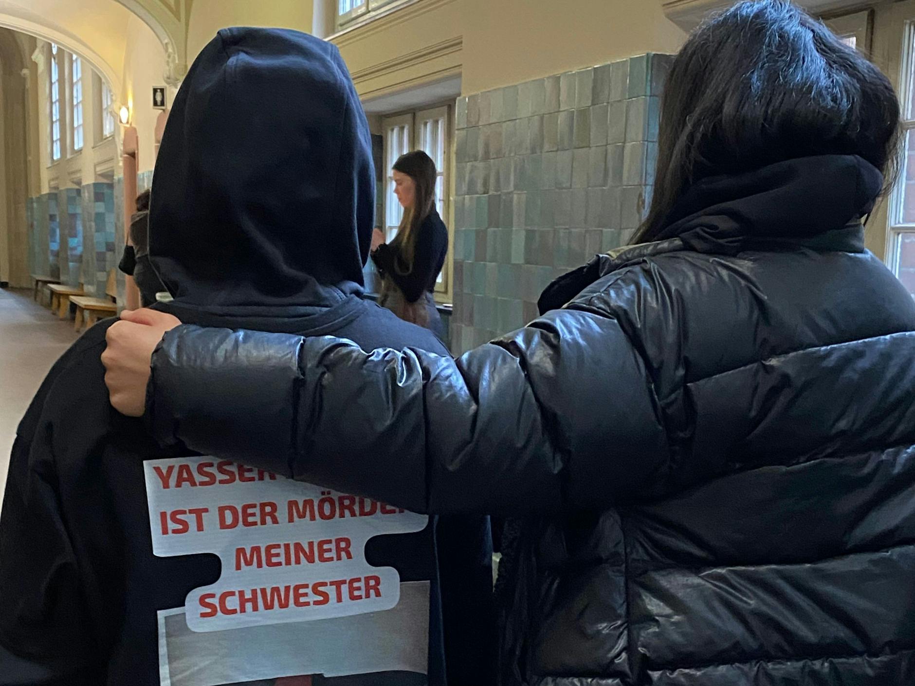 Mervat A., die Schwester von Norhan A., trägt im Gericht immer diese Jacke. Sie ist Nebenklägerin im Prozess.