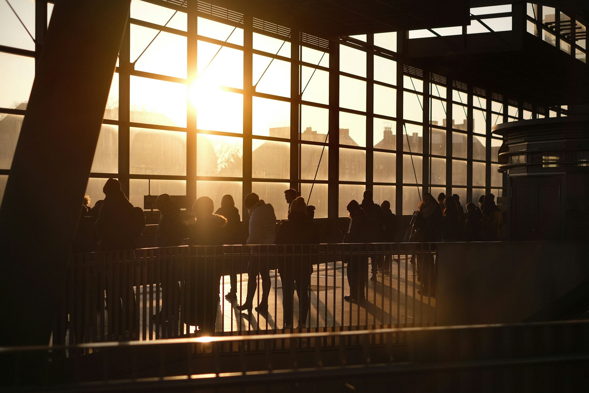 Kalter Morgen auf dem Bahnsteig: Fahrgäste warten am S-Bahnhof Südkreuz auf die S-Bahn.