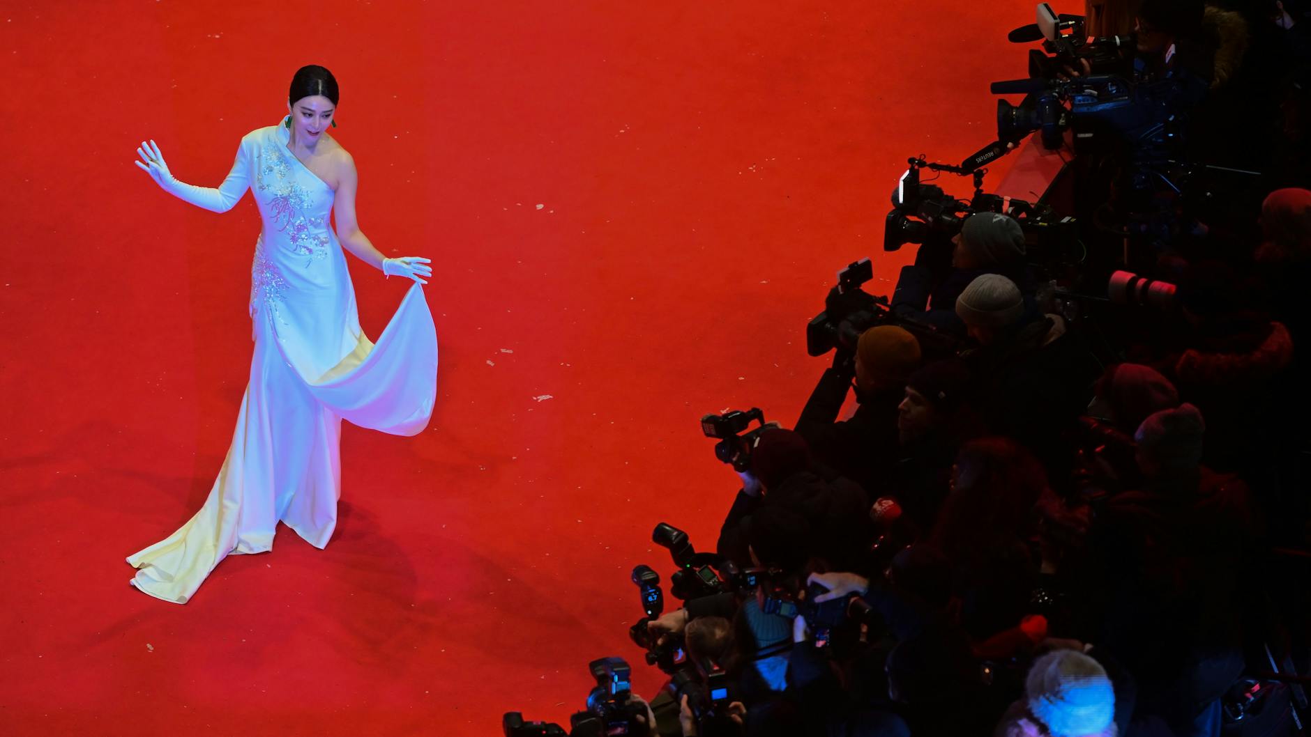 Fan Bingbing, Schauspielerin und Jurymitglied, tänzelt am Eröffnungsabend der Berlinale über den roten Teppich.