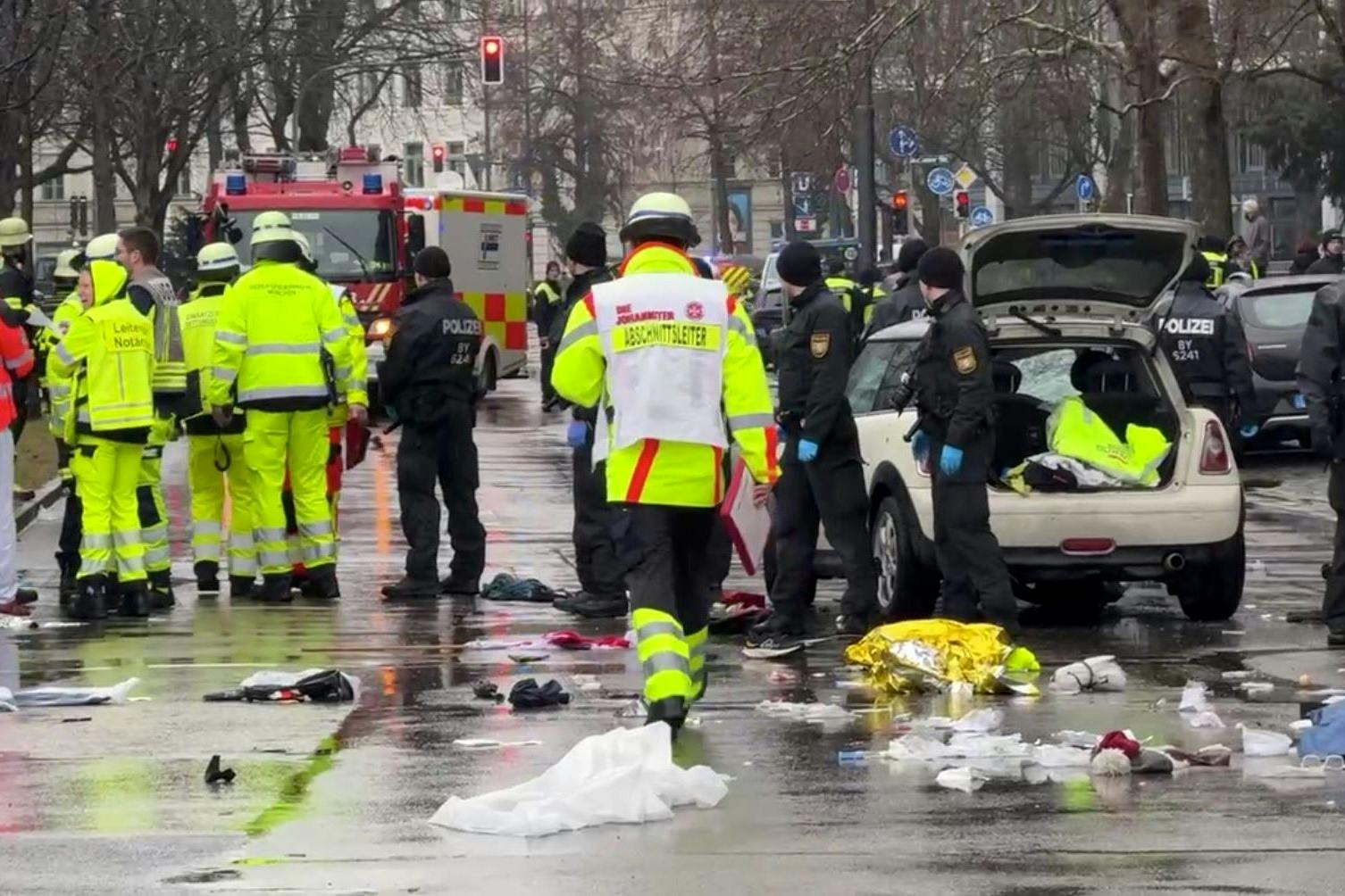 Rettungskräfte stehen am Einsatzort. In der Münchner Innenstadt ist ein Fahrzeug in eine Menschengruppe gefahren.