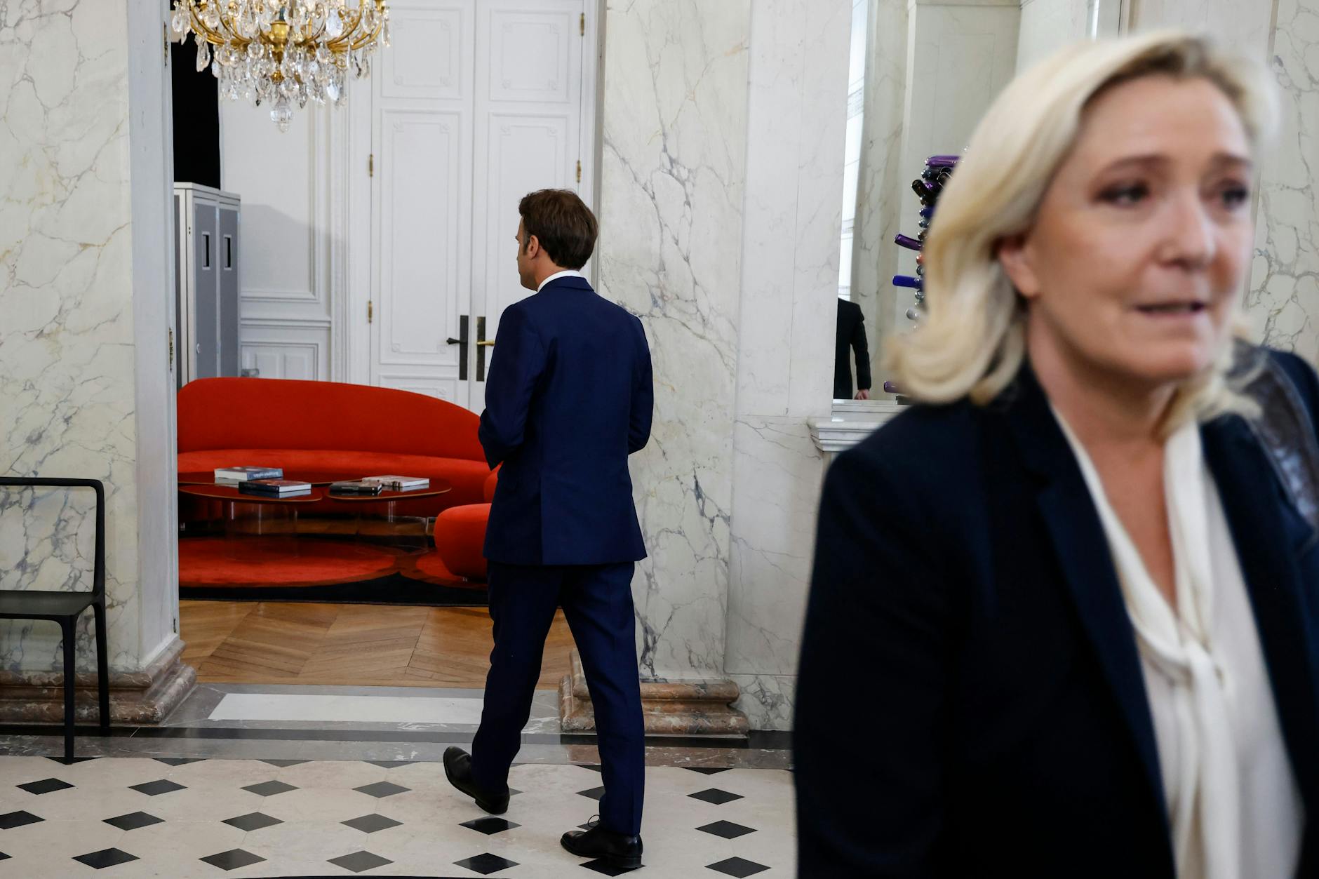 Unter dem Druck von Marine Le Pen (r.) hat Präsident Emmanuel Macron die Migrationspolitik Frankreichs deutlich verschärft.