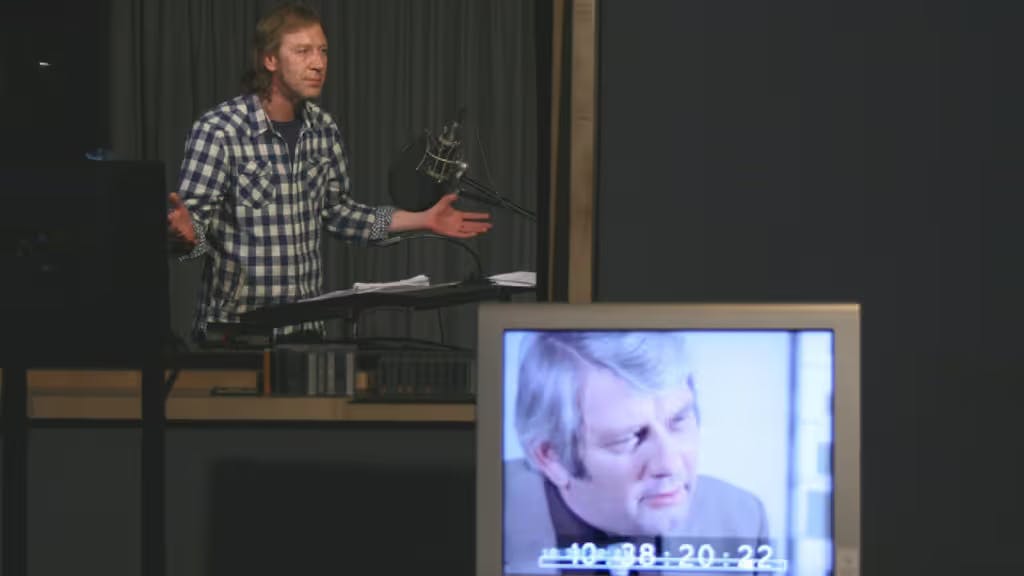 In der rekonstruierten Fassung der „Polizeiruf 110“-Folge „Im Alter von ...“ lieh Oliver Stritzel dem Darsteller Peter Borgelt (†1994) seine Stimme.