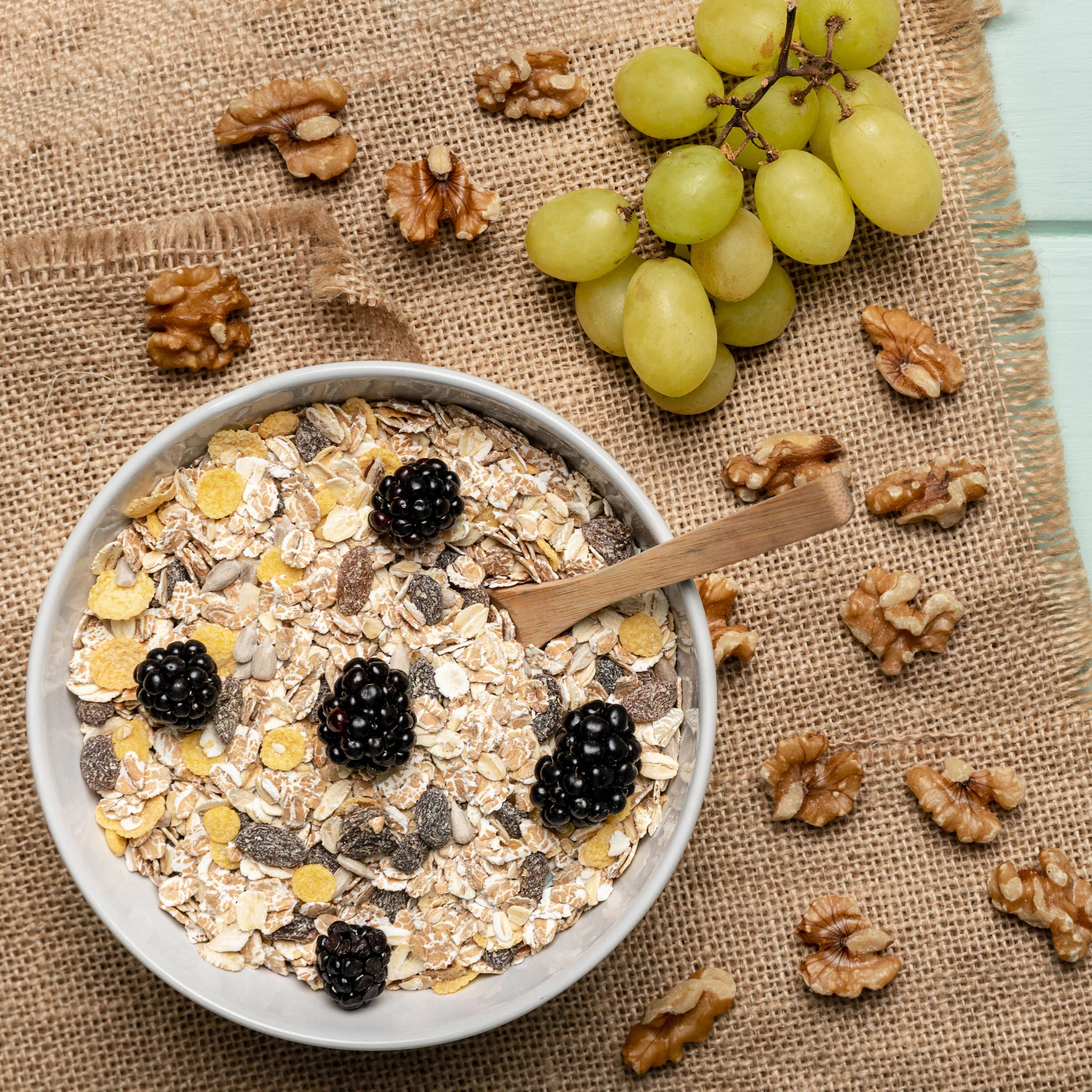 Ein selbst gemischtes Müsli mit frischen Beeren und Nüssen ist viel gesunder als ein fertiges Zucker-Müsli aus der Verpackung.