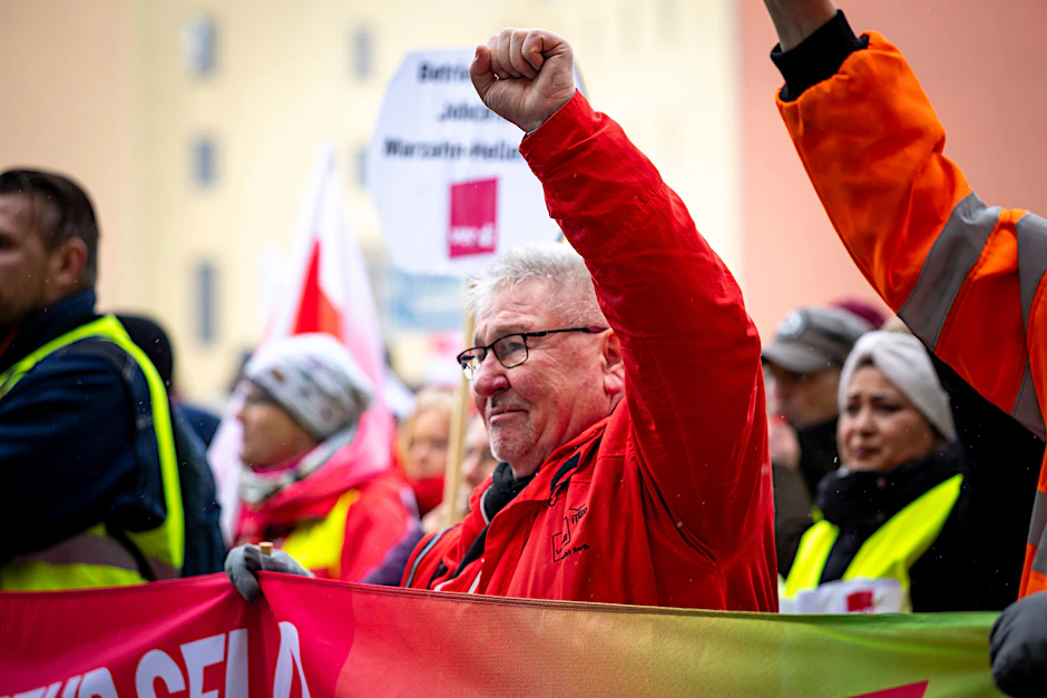 Während der Demo der Gewerkschaft verdi vor dem Bundesfinanzministerium in Berlin kam die schreckliche Nachricht aus München.
