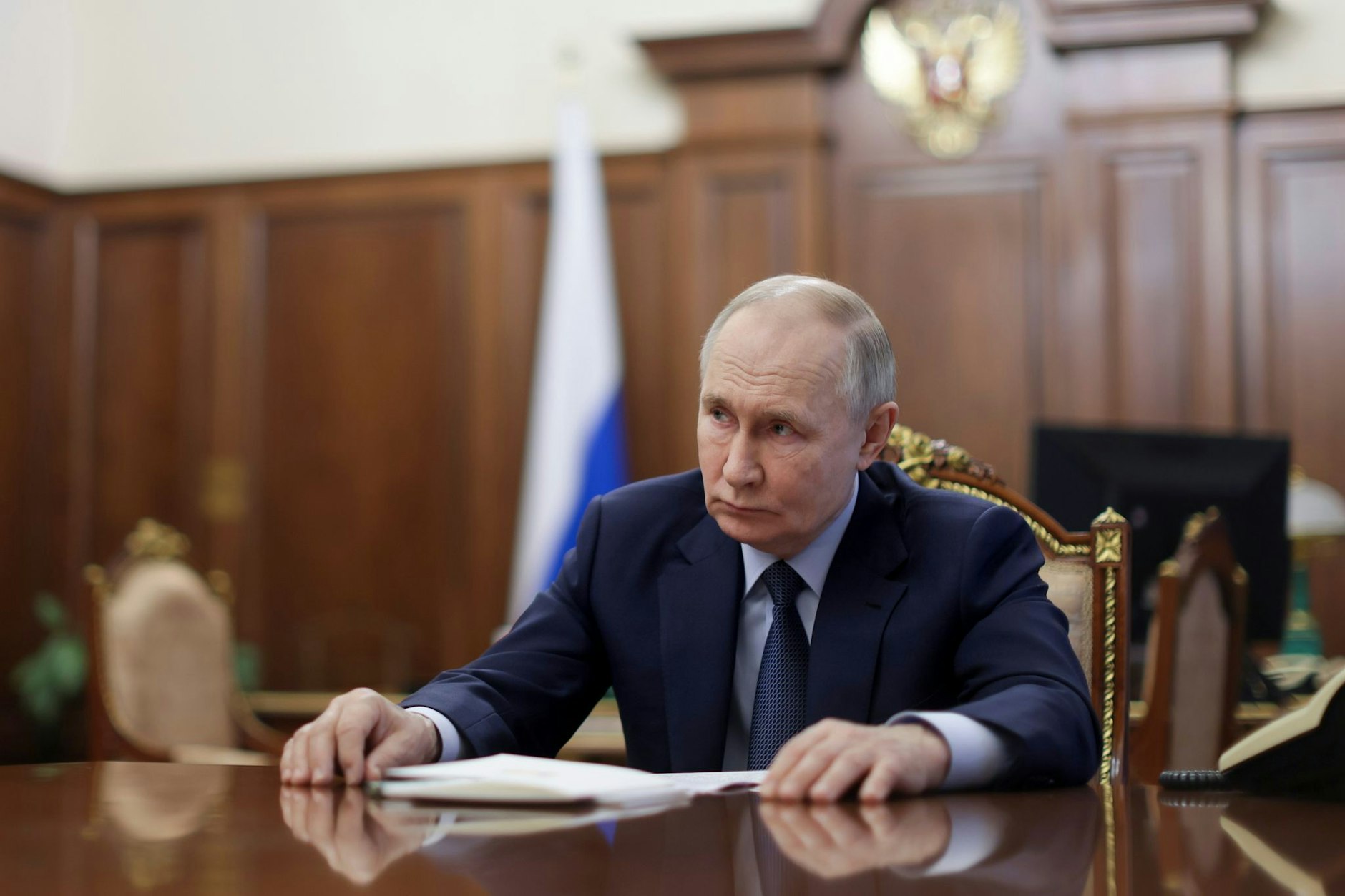 Der russische Präsident Wladimir Putin hört dem russischen Premierminister Mischustin während ihres Treffens im Kreml zu. Die Amerikaner sprechen wieder mit Putin – was sollen die Europäer machen?