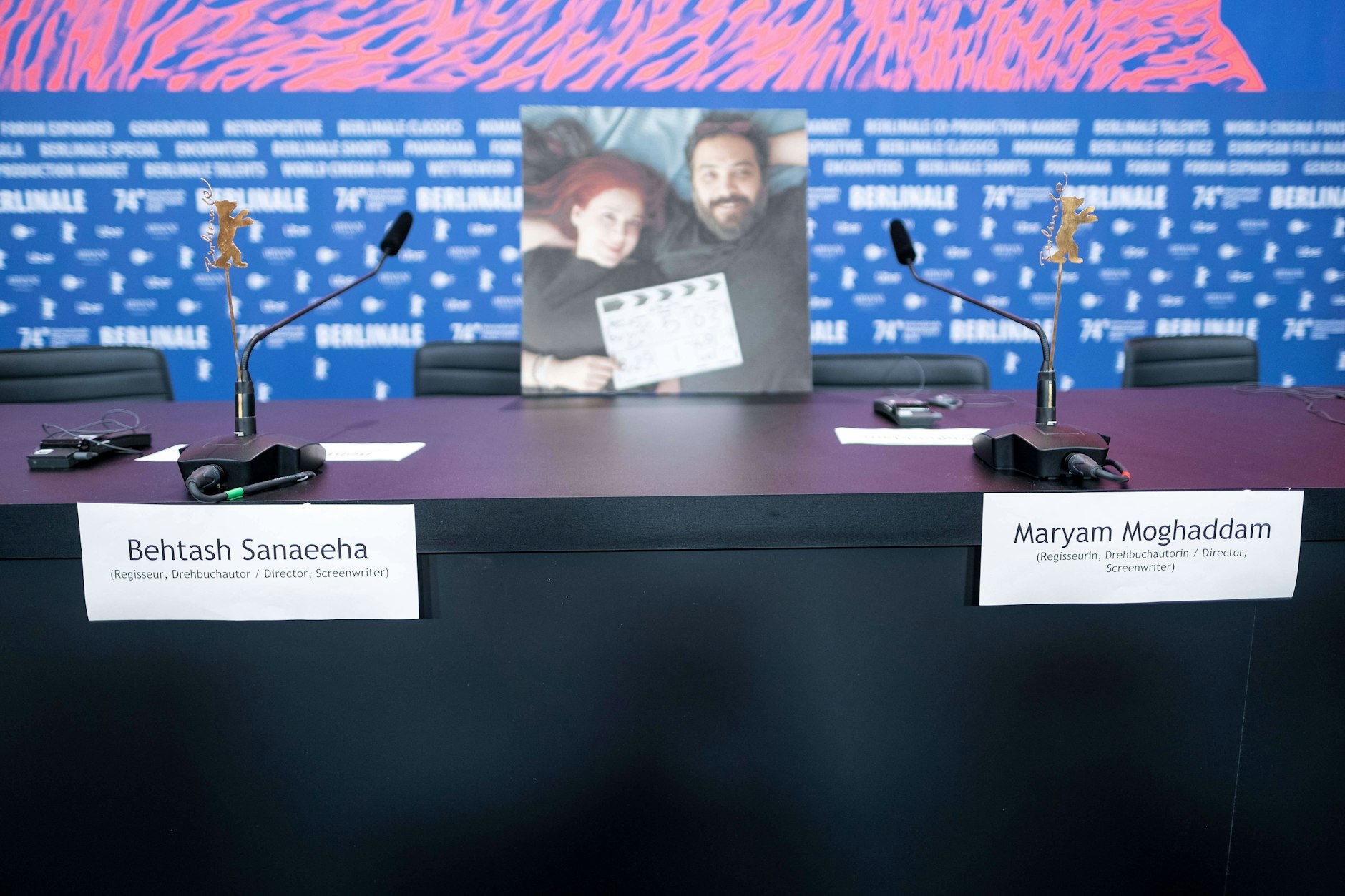 Ein Bild der Regisseure Maryam Moghaddam und Behtash Sanaeeha während der 74. Berlinale.