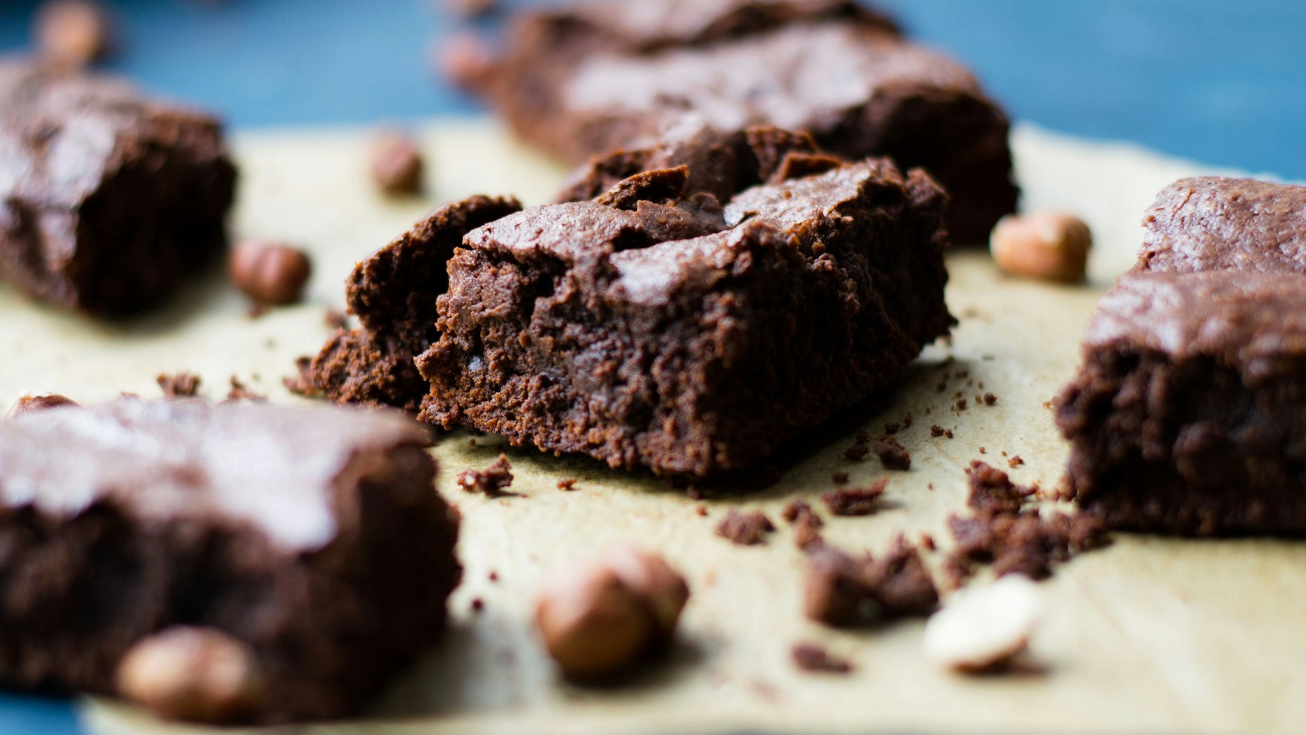 Die Oberfläche der Brownies sollte krustig, das Innere aber nicht ganz durchgebacken und noch weich sein.