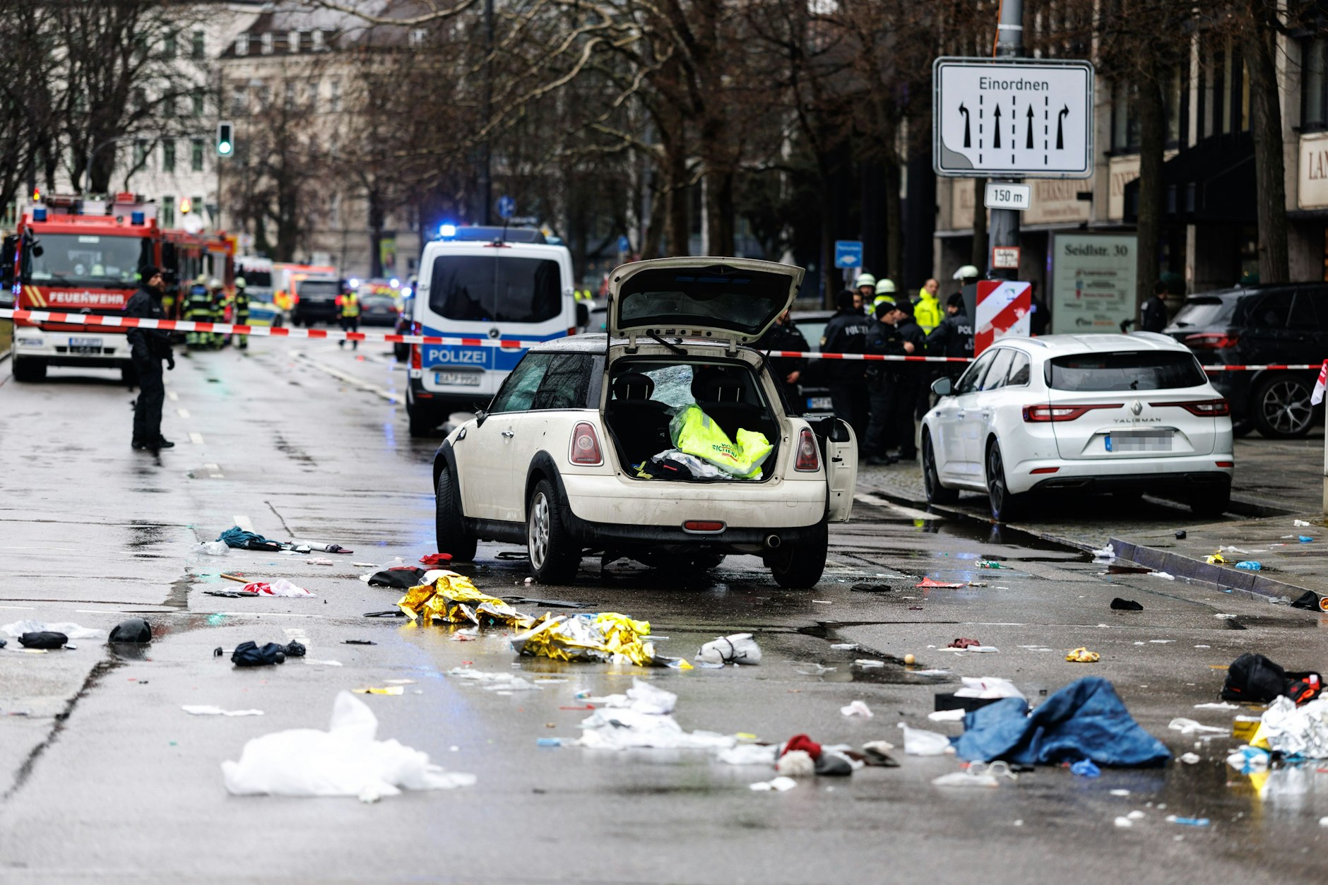 Ein Auto steht auf einer Straße unweit des Stiglmaierplatz. In der Münchner Innenstadt ist ein Fahrzeug in eine Menschengruppe gefahren.
