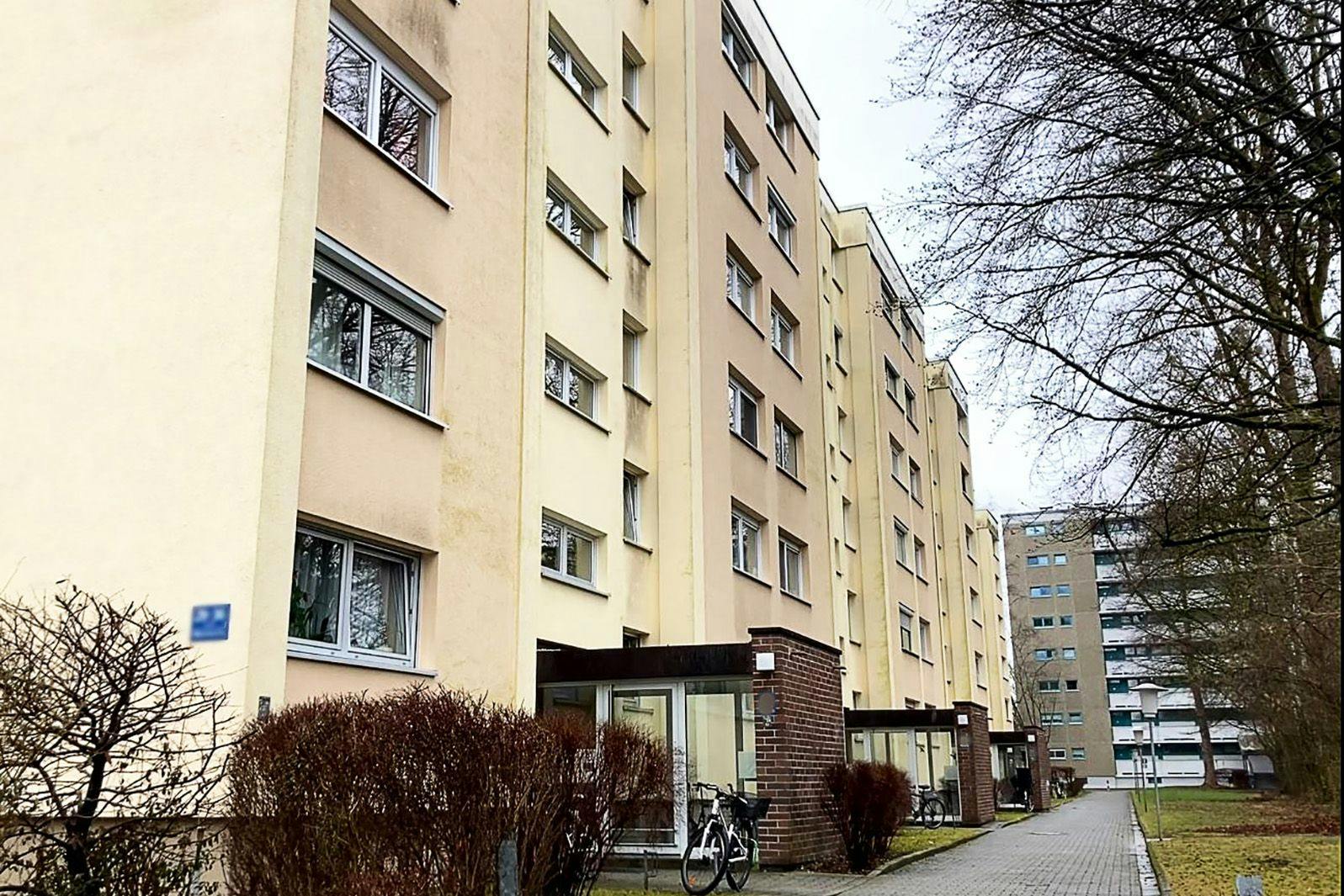 Nach Informationen der Deutschen Presse-Agentur wurde eine Wohnung in dem Mehrfamilienhaus durchsucht, in dem der 24 Jahre alte Afghane gewohnt haben soll.