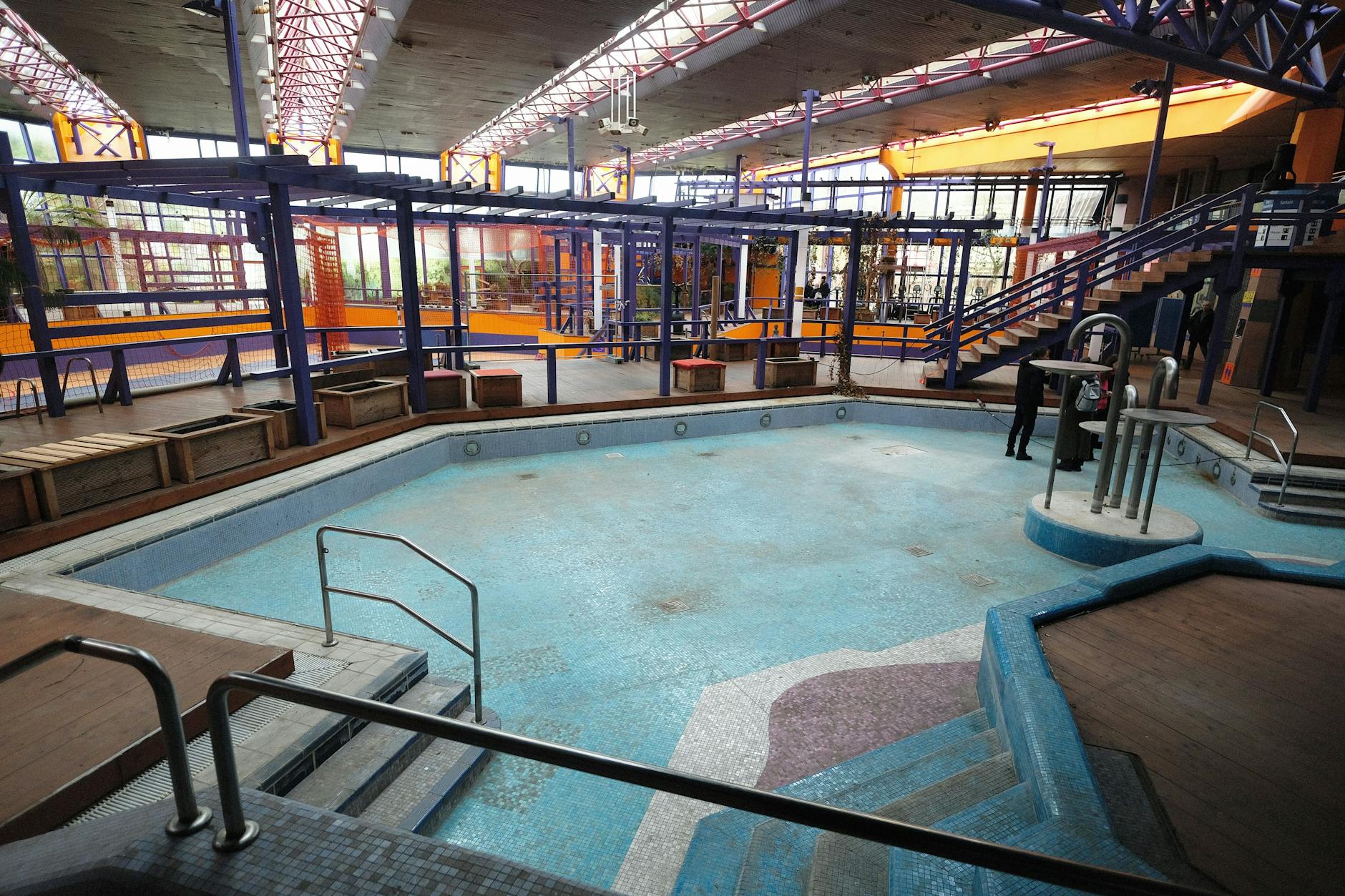 So sieht eines der vielen Schwimmbecken im SEZ aus. Der Zustand des Hauses sei intakt, man müsse es nicht abreißen, erklären Bürgerinitiativen.