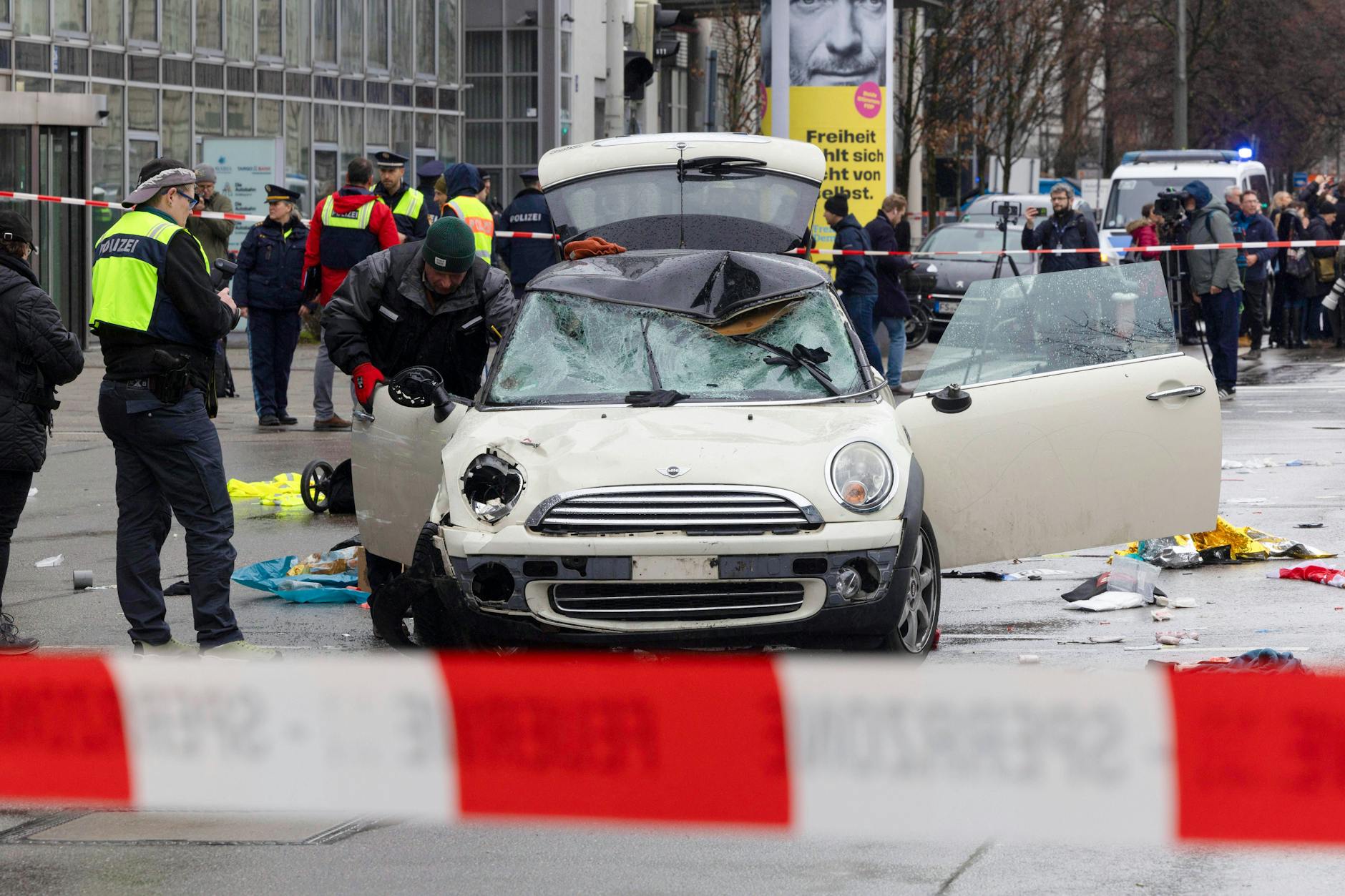 In der bayerischen Hauptstadt ist ein Mini Cooper in eine Menschengruppe gefahren. Es gibt mindestens 28 Verletzte.