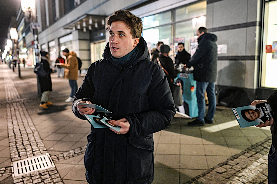 CDU-Politiker Lukas Krieger wirbt mit Dönern zum halben Preis für seine Wahlkampfthemen.