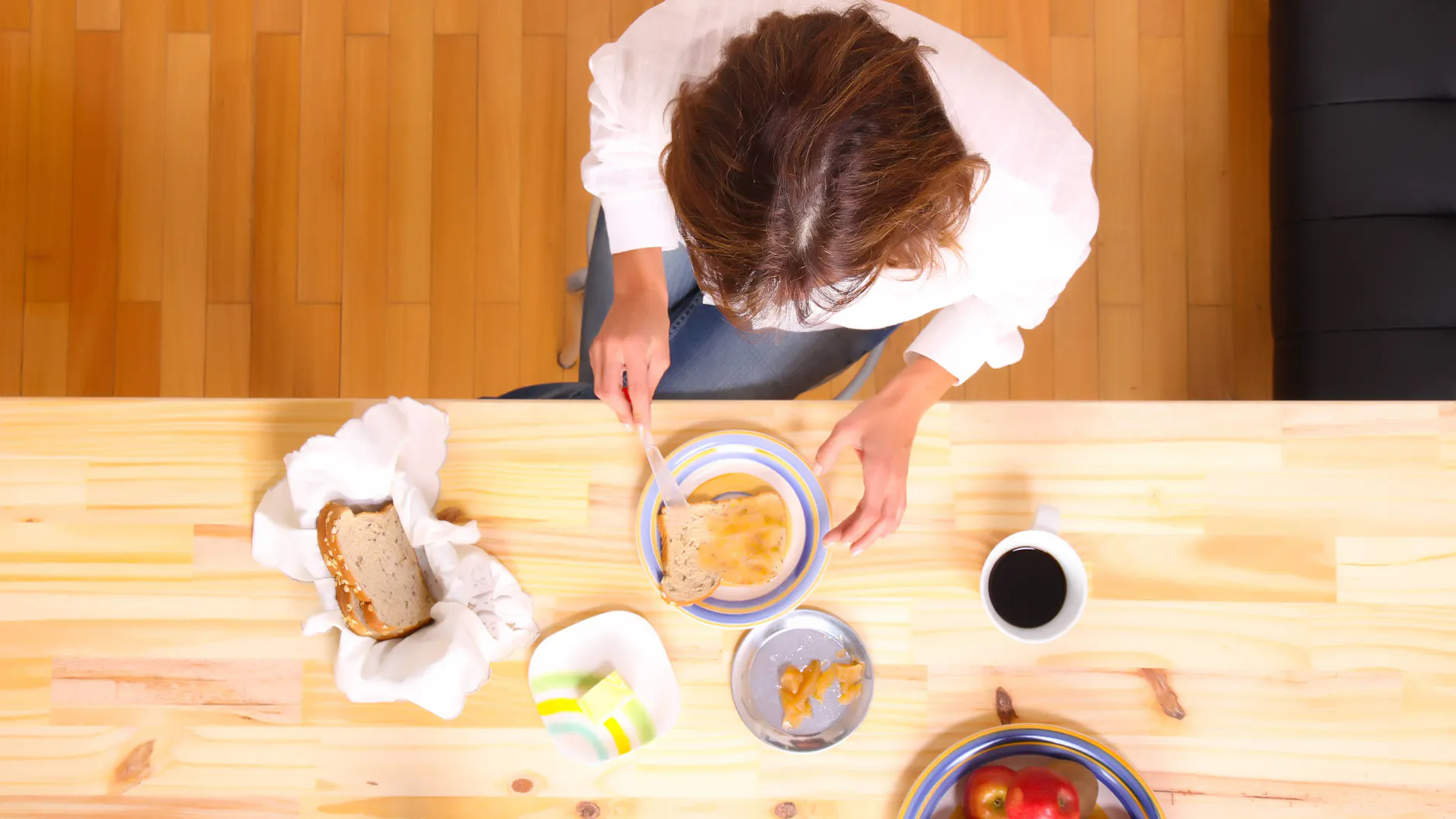 Sie sollten sich genug Zeit für ein ordentliches Frühstück nehmen - sonst tappen Sie früher oder später in die Snack-Falle!