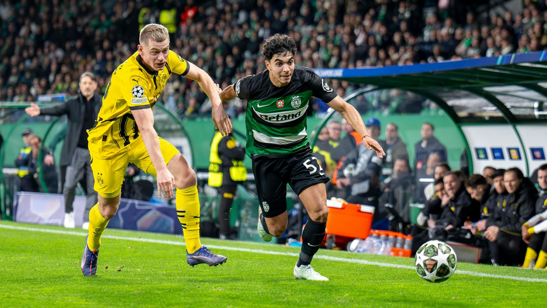 Der ehemalige Unioner Julian Ryerson (l.) ist bei Dortmund meistens gesetzt. Hier sprintet er im Play-off-Hinspiel der Champions League mit Lissabons Joao Simoes um die Wette.