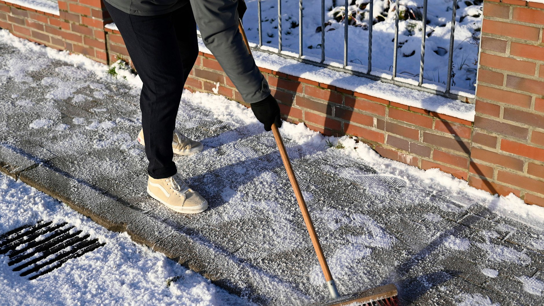 Eigenheimbesitzer müssen vor der eigenen Haustür den Schnee wegfegen.