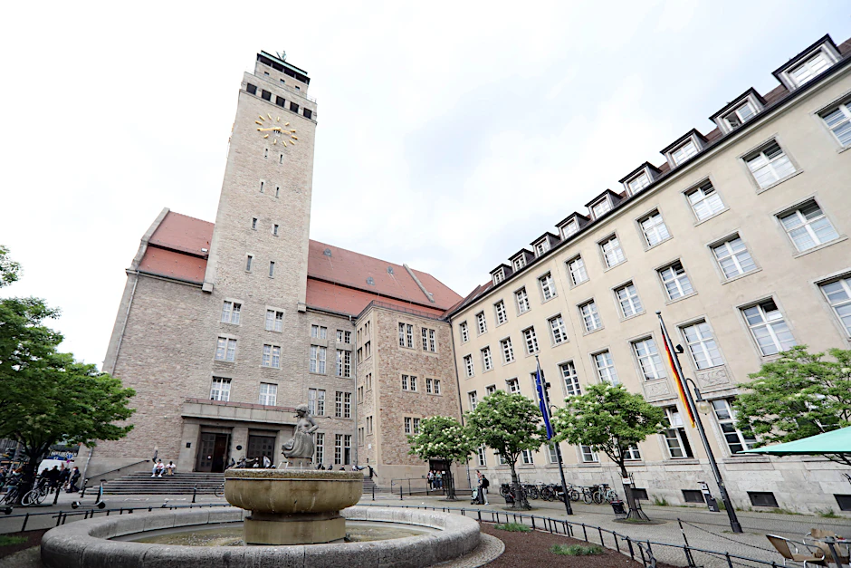Im Rathaus Neukölln ist der Dienst des Bürgeramts nach der Bundestagswahl eingeschränkt.