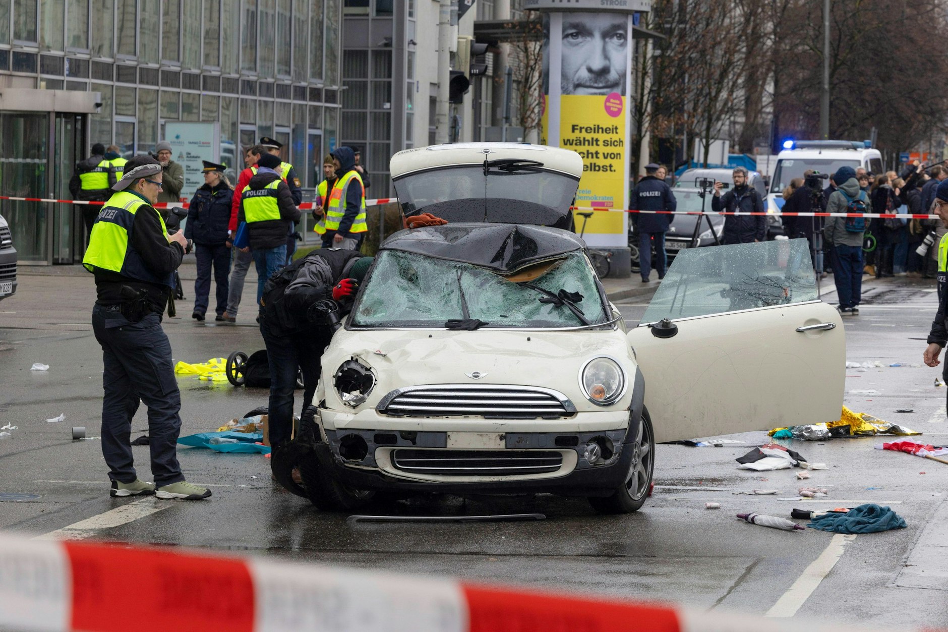 Der weiße Mini Cooper, mit dem der 24-jährige Afghane in München in die Demo gerast war, wird von Ermittlern untersucht.