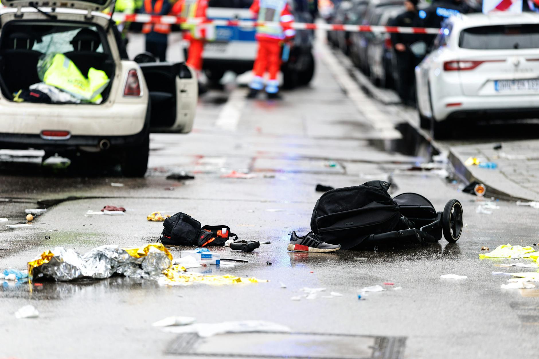 Ein Auto steht in der Nähe des Einsatzortes. In der Münchner Innenstadt ist ein Fahrzeug in eine Menschengruppe gefahren. Medienberichten zufolge schwebt ein Kind in Lebensgefahr.