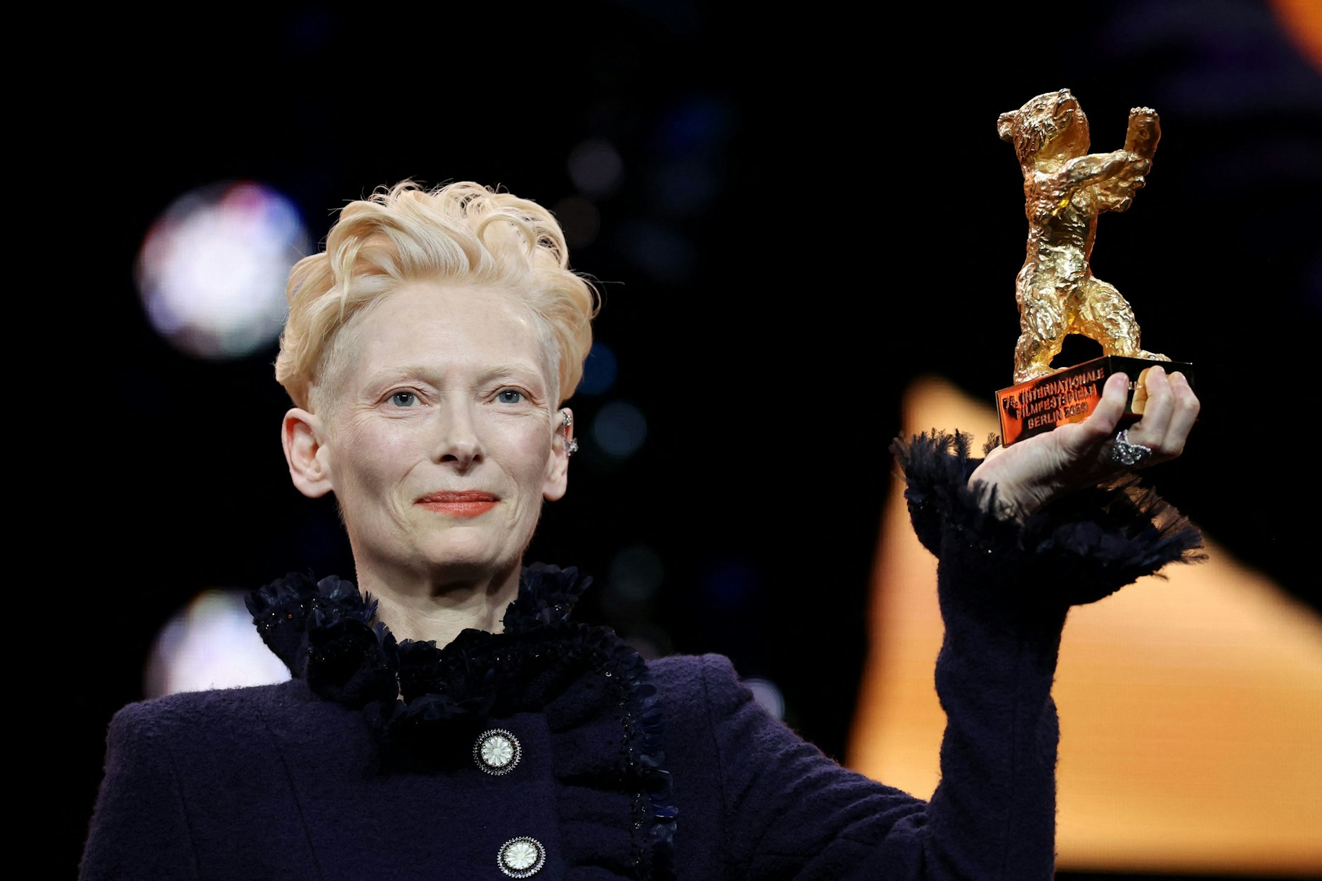 Schauspielerin Tilda Swinton mit ihrem Berlinale-Ehrenbären.