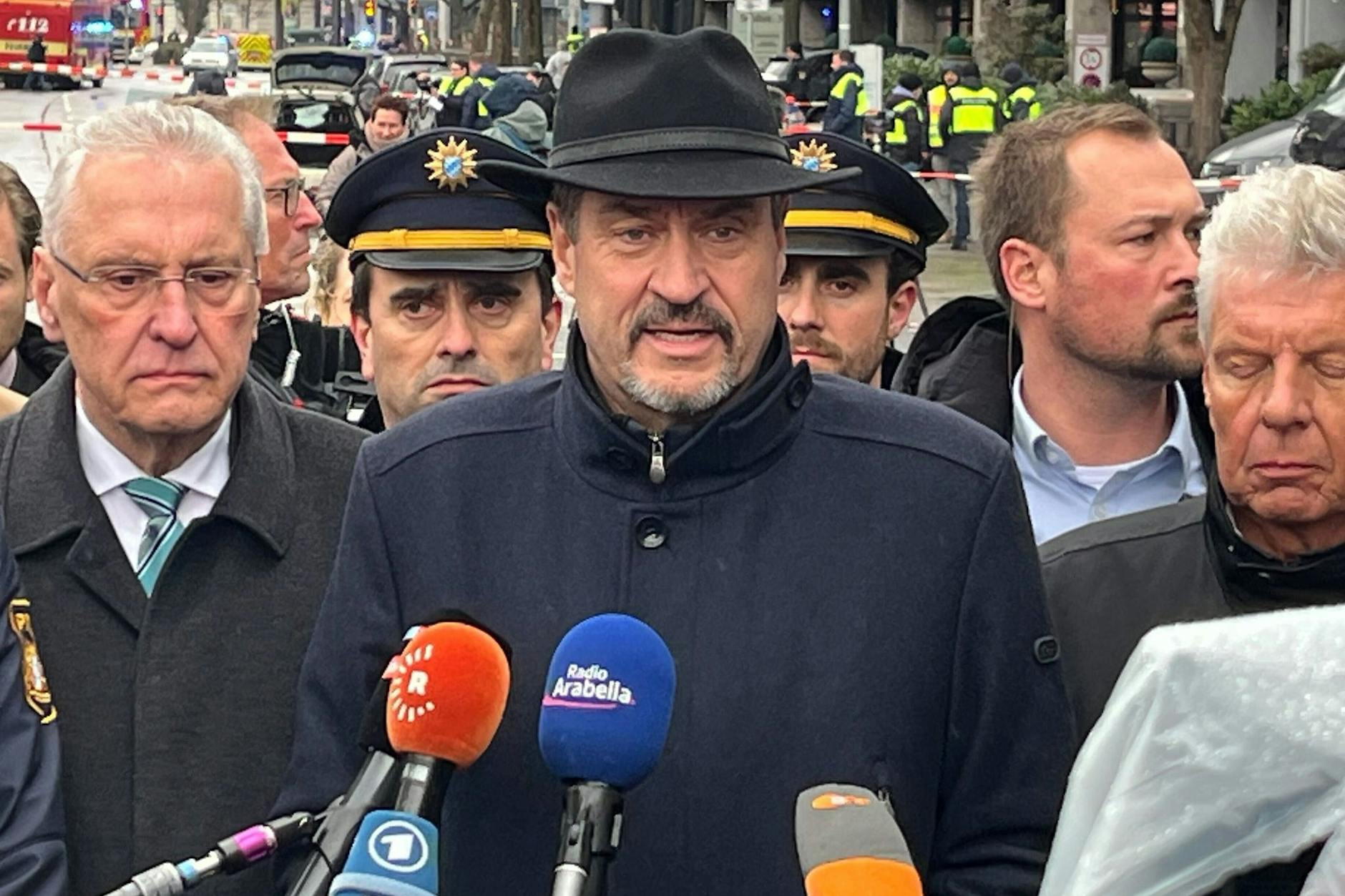 Bayerns Ministerpräsident Markus Söder (CSU, M), Innenminister Joachim Herrmann (CSU, l) und Dieter Reiter (SPD, r) geben am Einsatzort ein Statement. In der Münchner Innenstadt ist ein Fahrzeug in eine Menschengruppe gefahren.