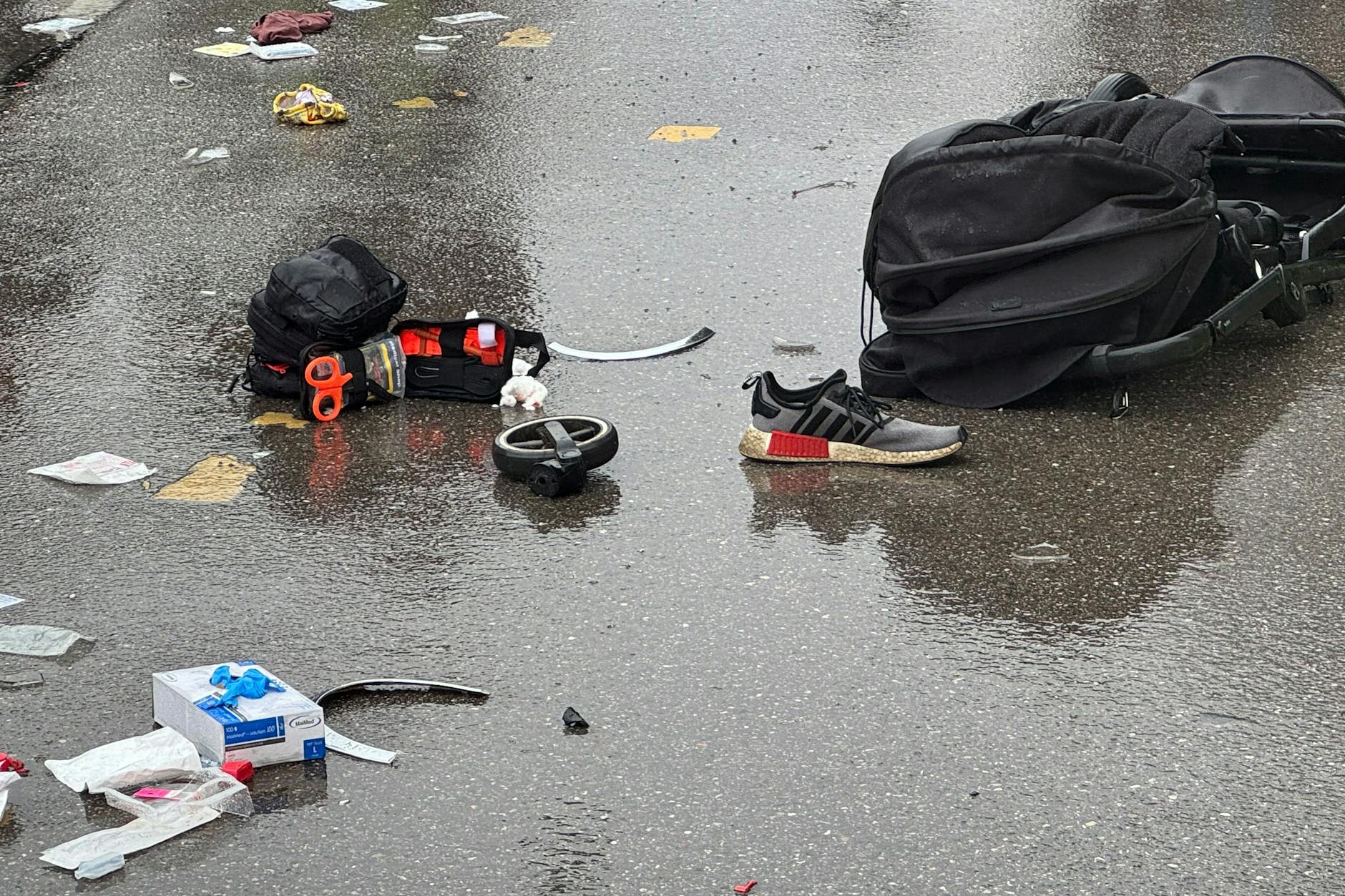 Ein Rucksack, ein einzelner Schuh eines Verletzten und Verbandszeug am Einsatzort. In der Münchner Innenstadt ist ein Fahrzeug in eine Menschengruppe gefahren.