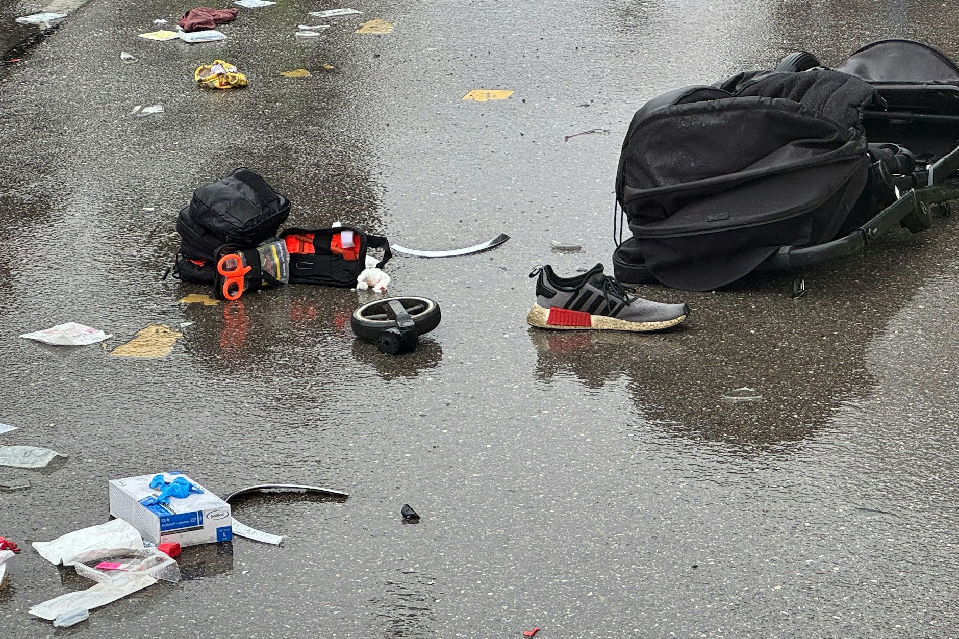 Ein Rucksack, ein einzelner Schuh eines Verletzten und Verbandszeug am Einsatzort. In der Münchner Innenstadt ist ein Fahrzeug in eine Menschengruppe gefahren.
