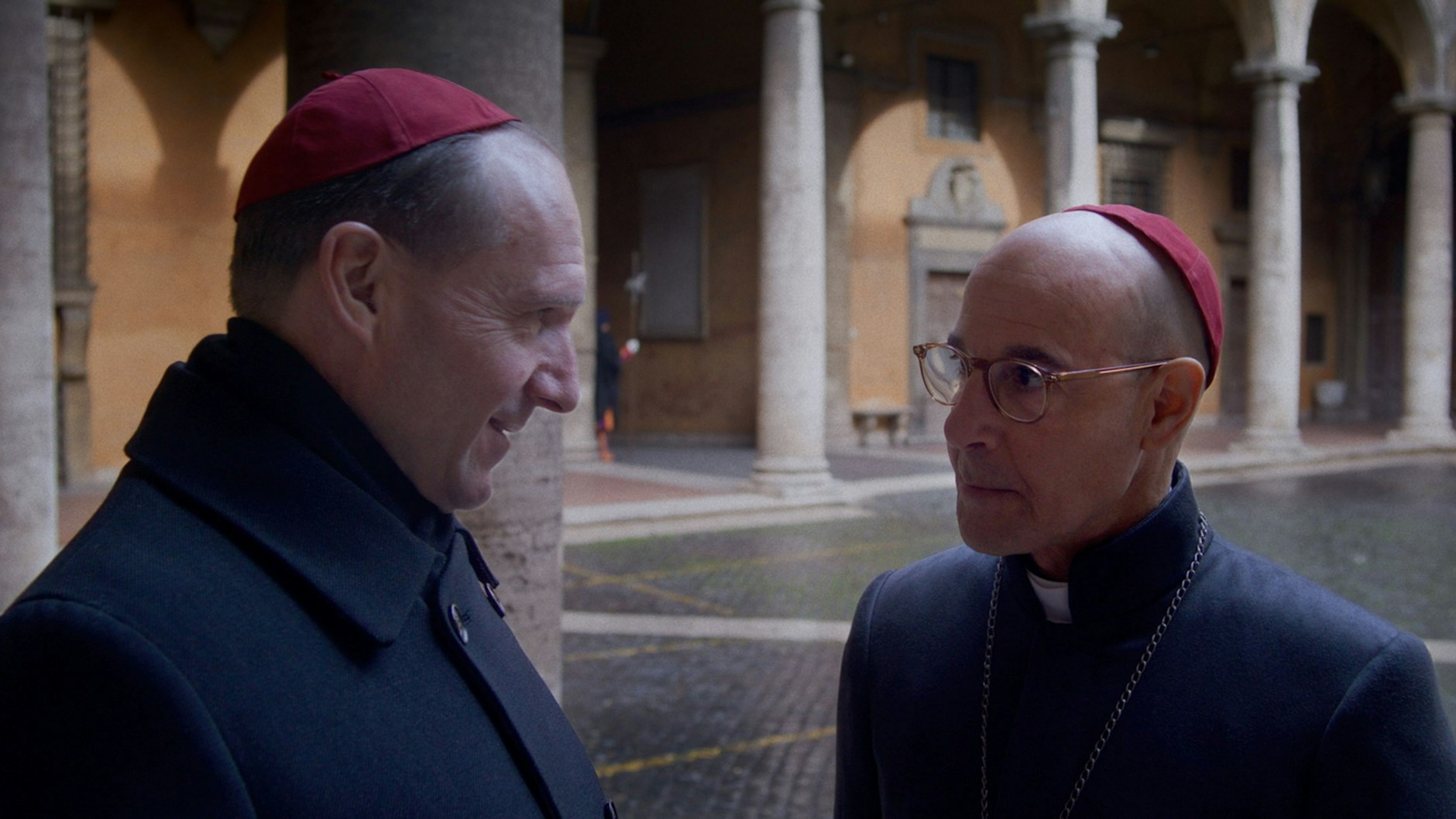 Ralph Fiennes (l) als Cardinal Lawrence and Stanley Tucci als Cardinal Bellini in einer Szene des Films „Konklave“.