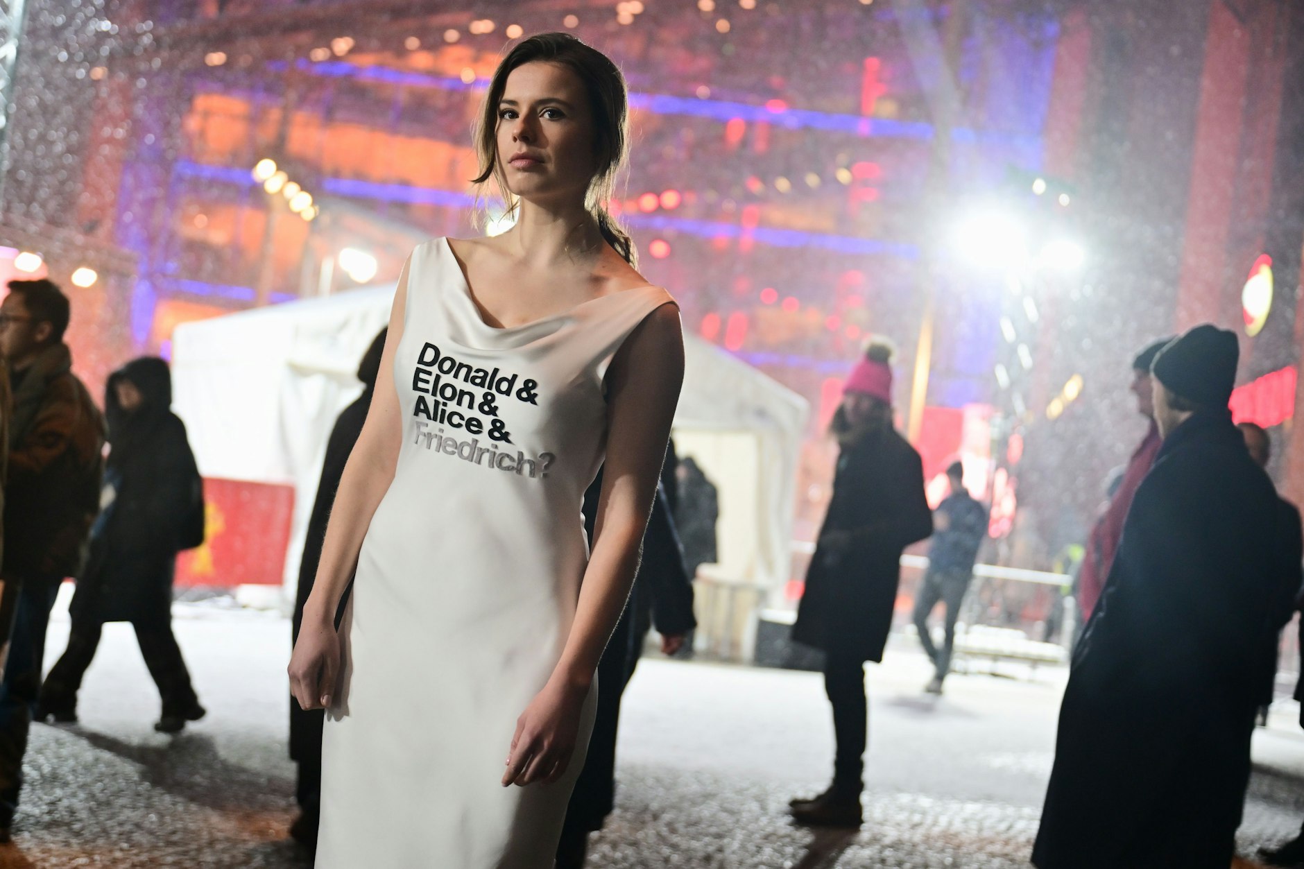 Luisa Neubauer, Aktivistin, steht am Eröffnungsabend der Berlinale auf dem roten Teppich.