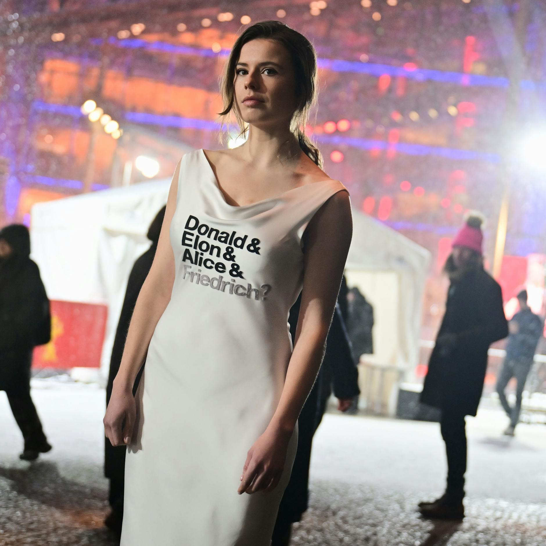 Image - Luisa Neubauer auf der Berlinale: Kleid mit Donald, Elon, Alice, Friedrich-Aufschrift
