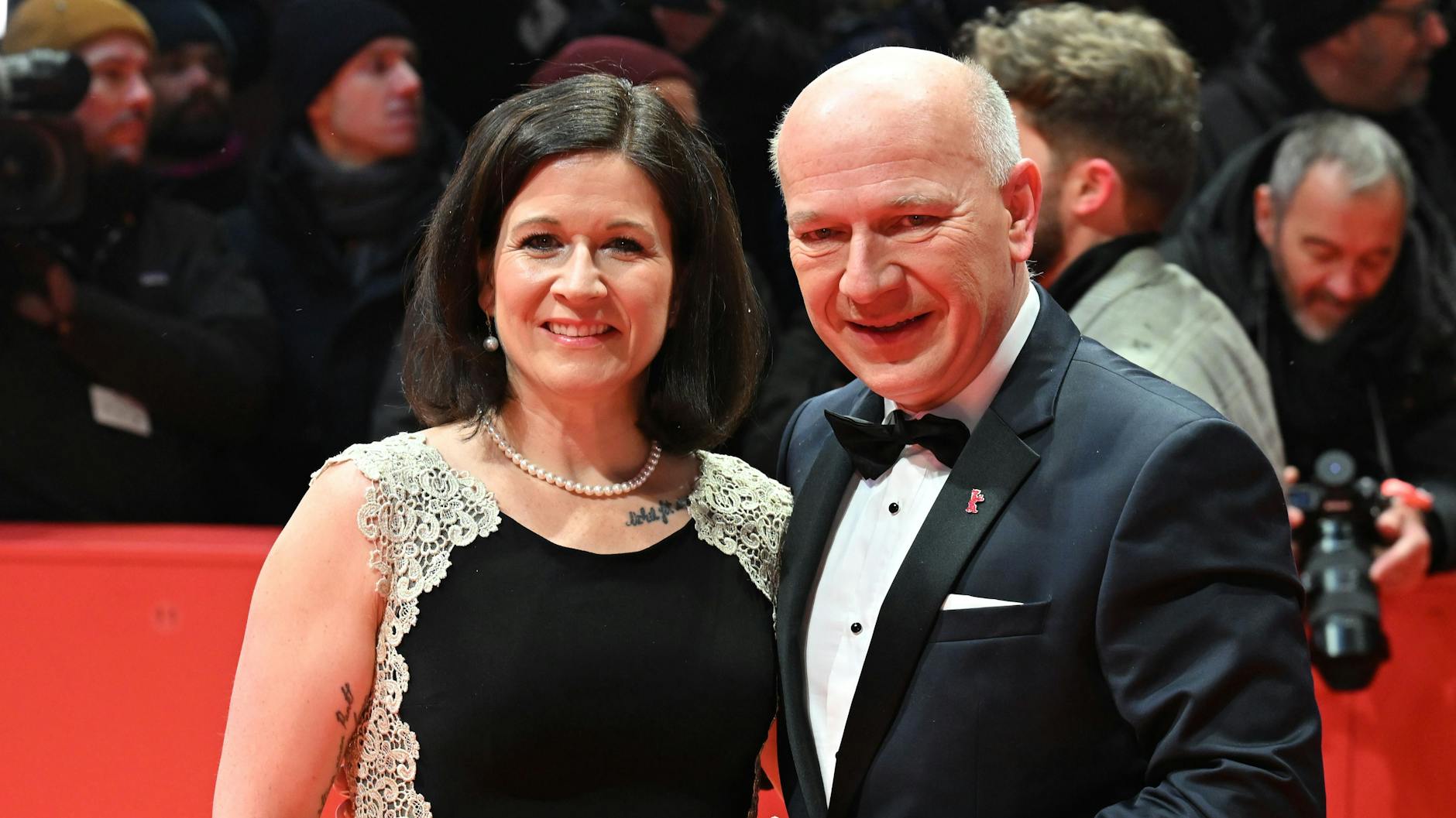 Berlins Regierender Bürgermeister Kai Wegner (CDU) und seine Lebensgefährtin Katharina Günther-Wünsch (ebenfalls CDU), Senatorin für Bildung, kommen zum Eröffnungsabend der Berlinale.